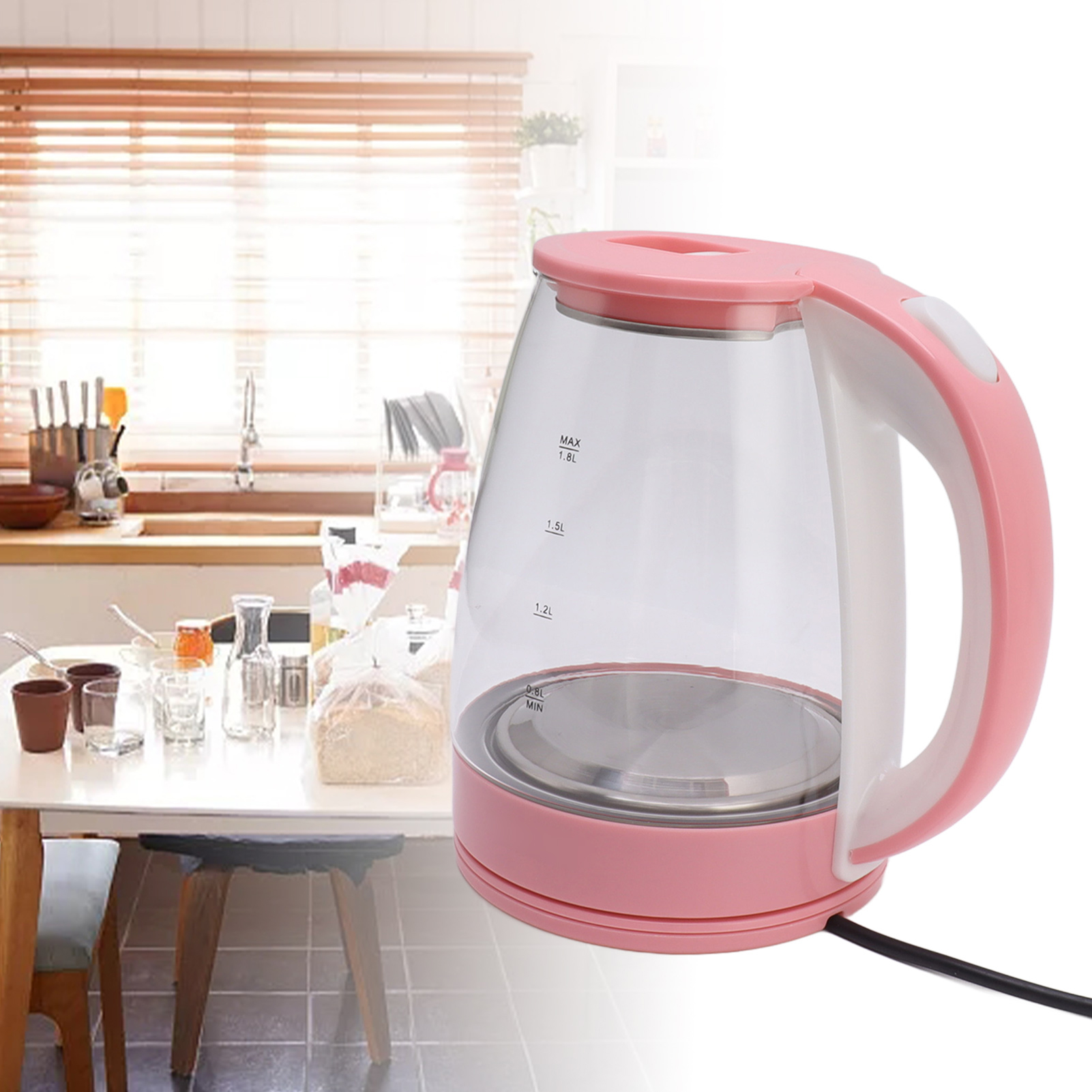 Rosa und klarer elektrischer Wasserkocher auf einem Tisch. Küchenartikel im Hintergrund.