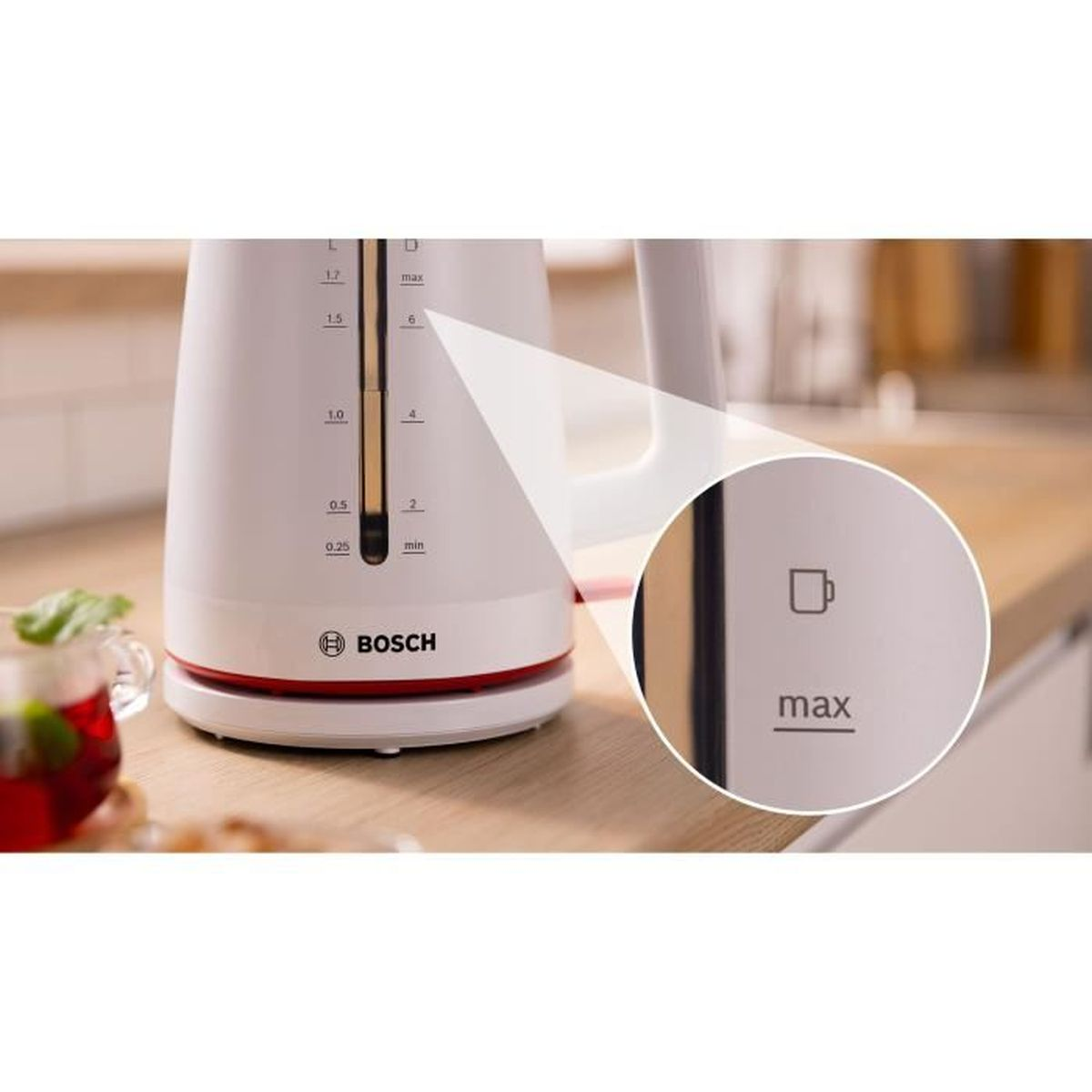 Biały czajnik elektryczny z czerwoną podstawą, z napisem "Bosch". Zbliżenie na wskaźnik maksymalnego poziomu wody.