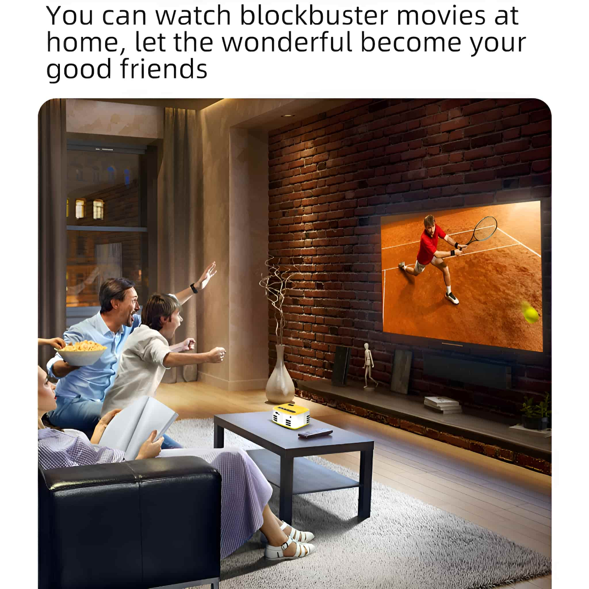 Familie schaut Tennis im Fernsehen im Wohnzimmer. Ein Projektor steht auf einem Tisch.