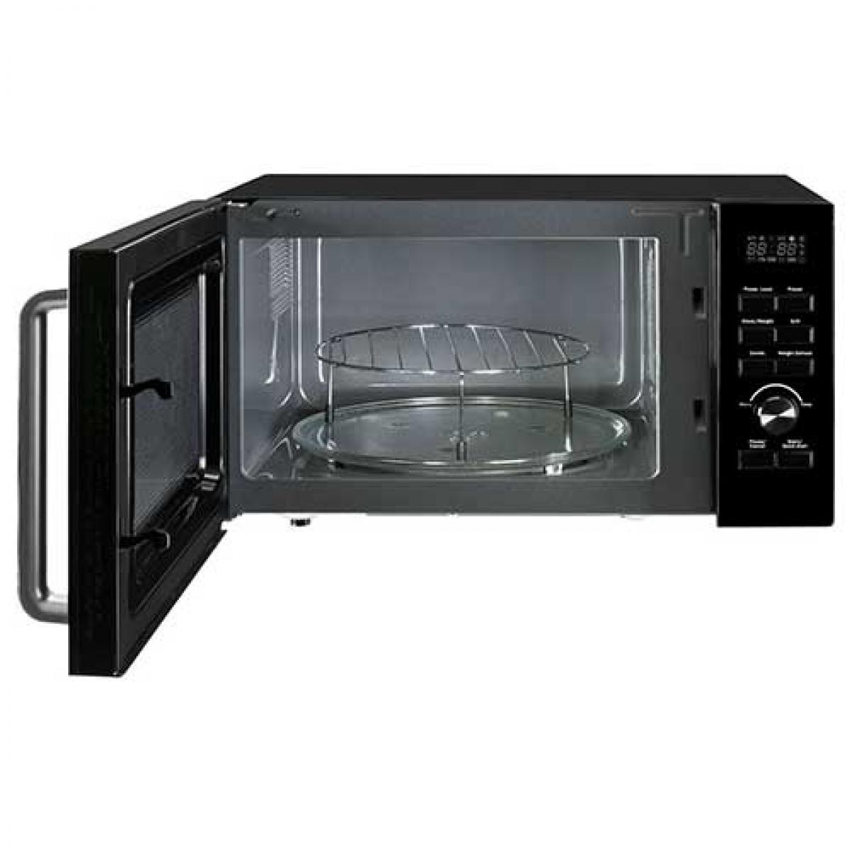 Horno microondas negro con la puerta abierta. El interior incluye un plato de vidrio y una rejilla metálica.