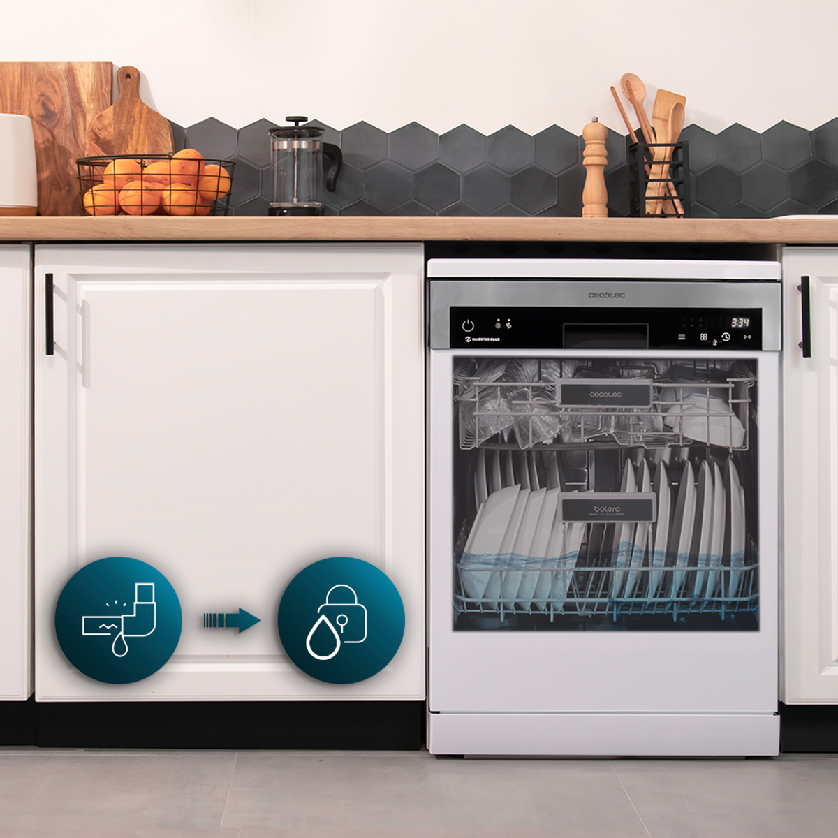 Kuchnia z białymi szafkami, zmywarką i zlewozmywakiem z kranem.