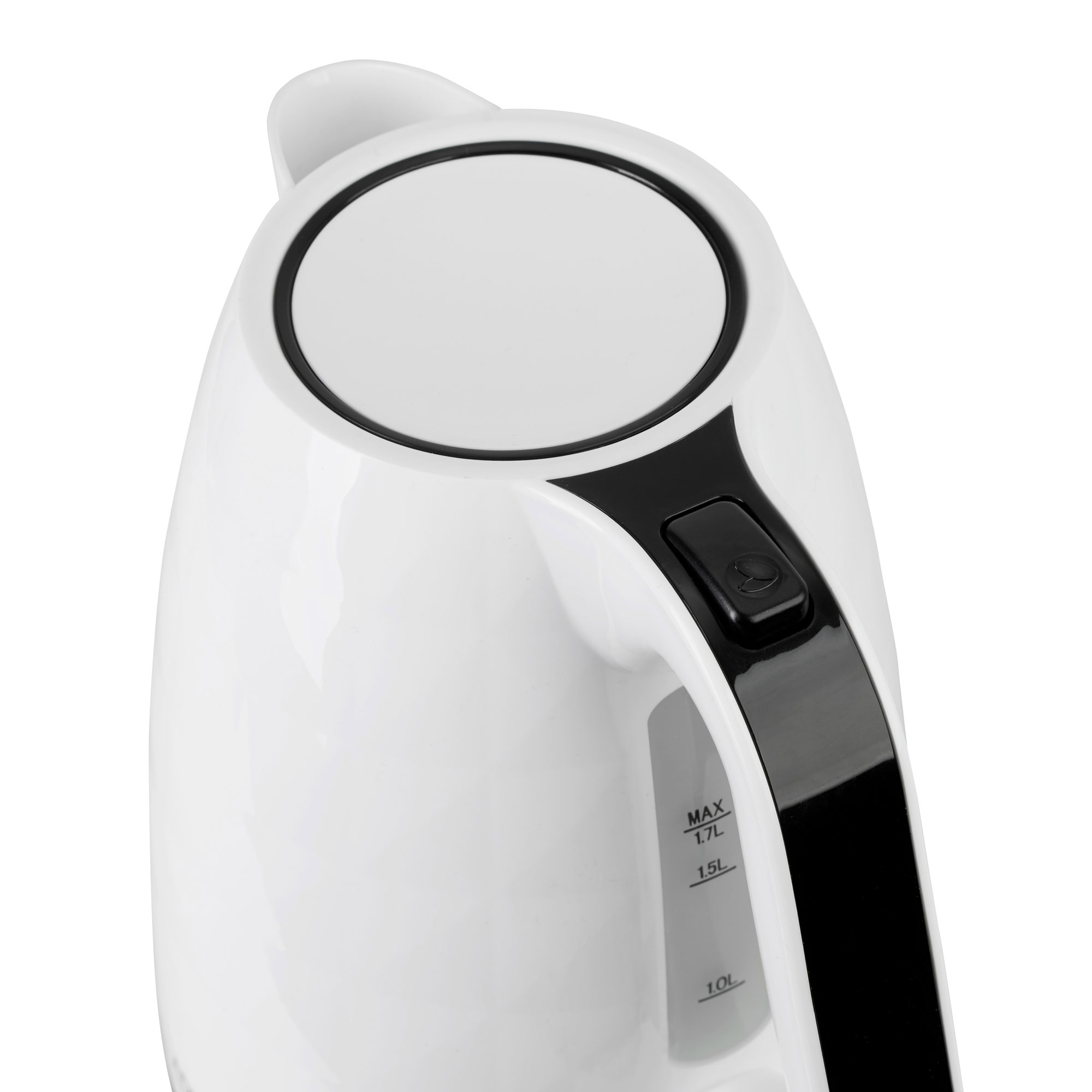 Zbliżenie białego czajnika elektrycznego z czarnym uchwytem i pokrywką z czarnym przyciskiem.