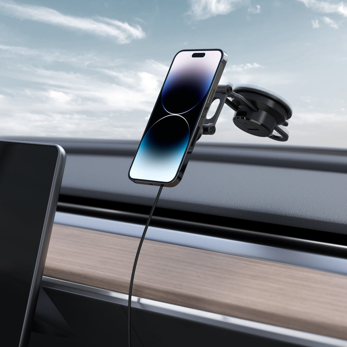 Telefoon gemonteerd in een auto. De telefoon wordt opgeladen.