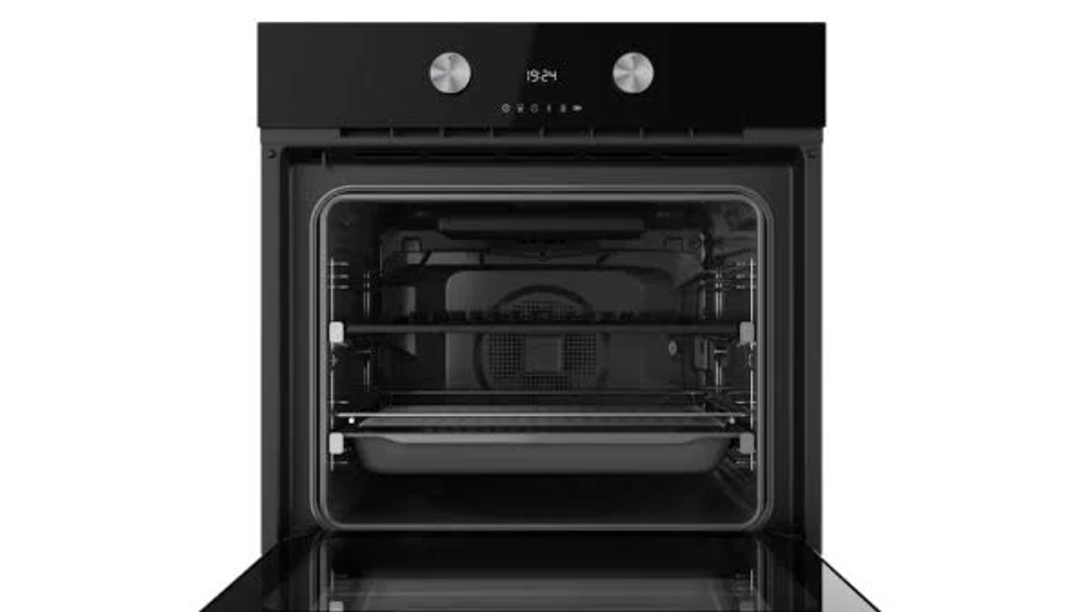 Horno negro con puerta abierta. Interior con rejillas y bandeja visibles.