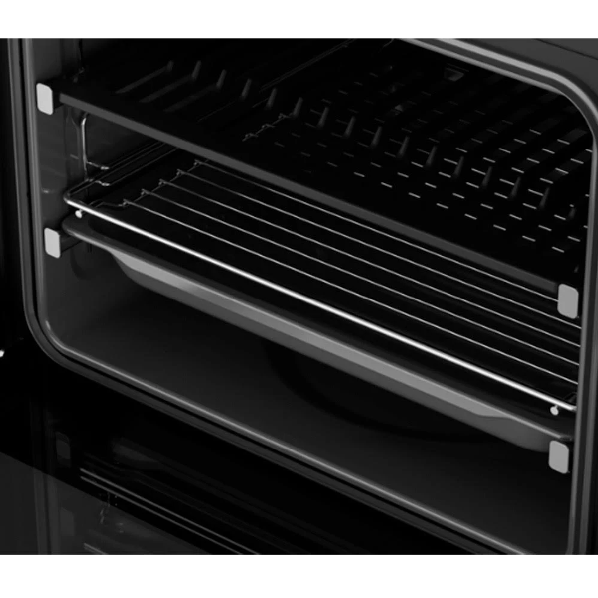 Interior de un horno negro. Muestra el interior con rejillas para hornear y una bandeja inferior.