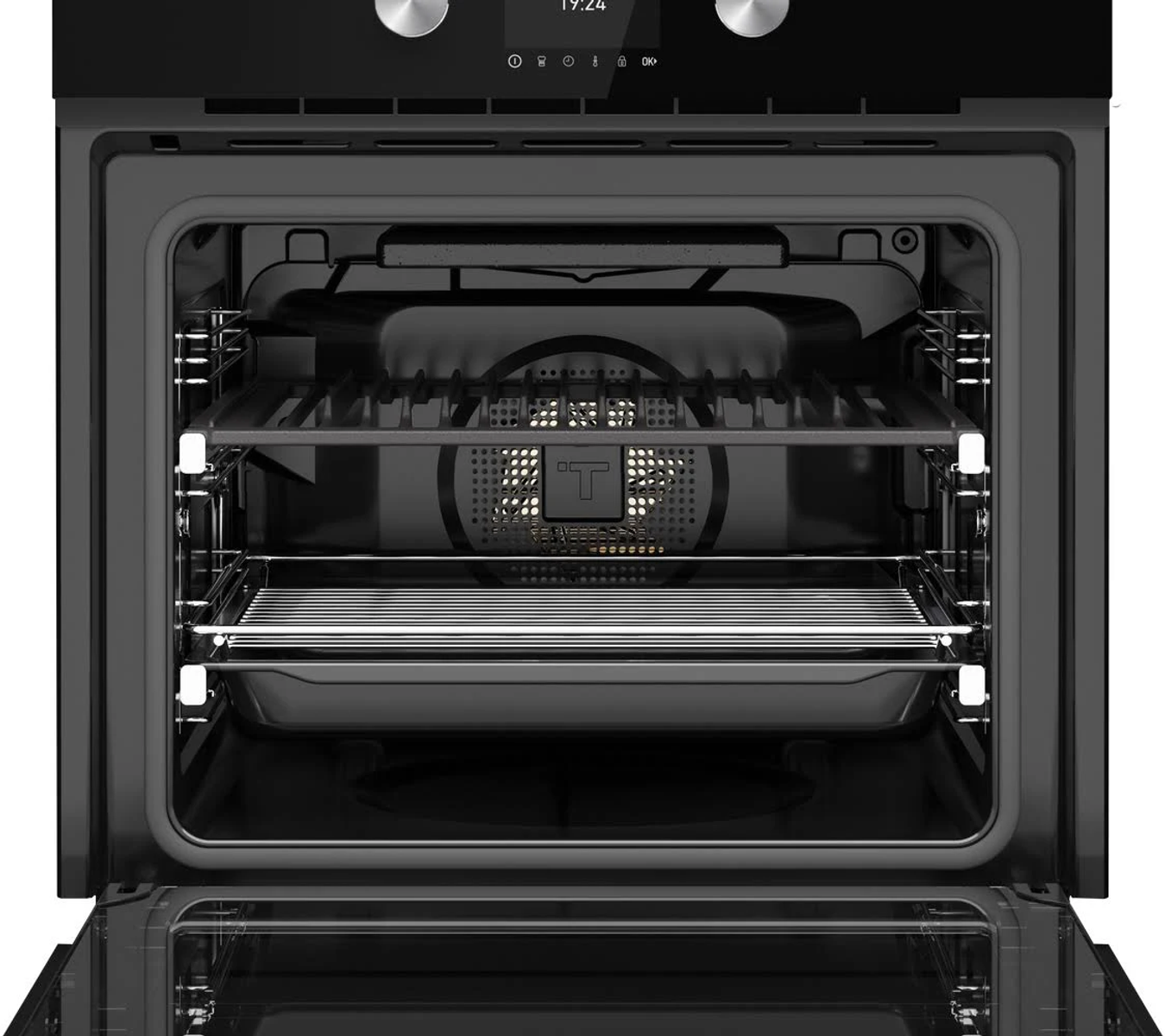 Interior de horno abierto con rejillas y ventilador trasero. Es negro.