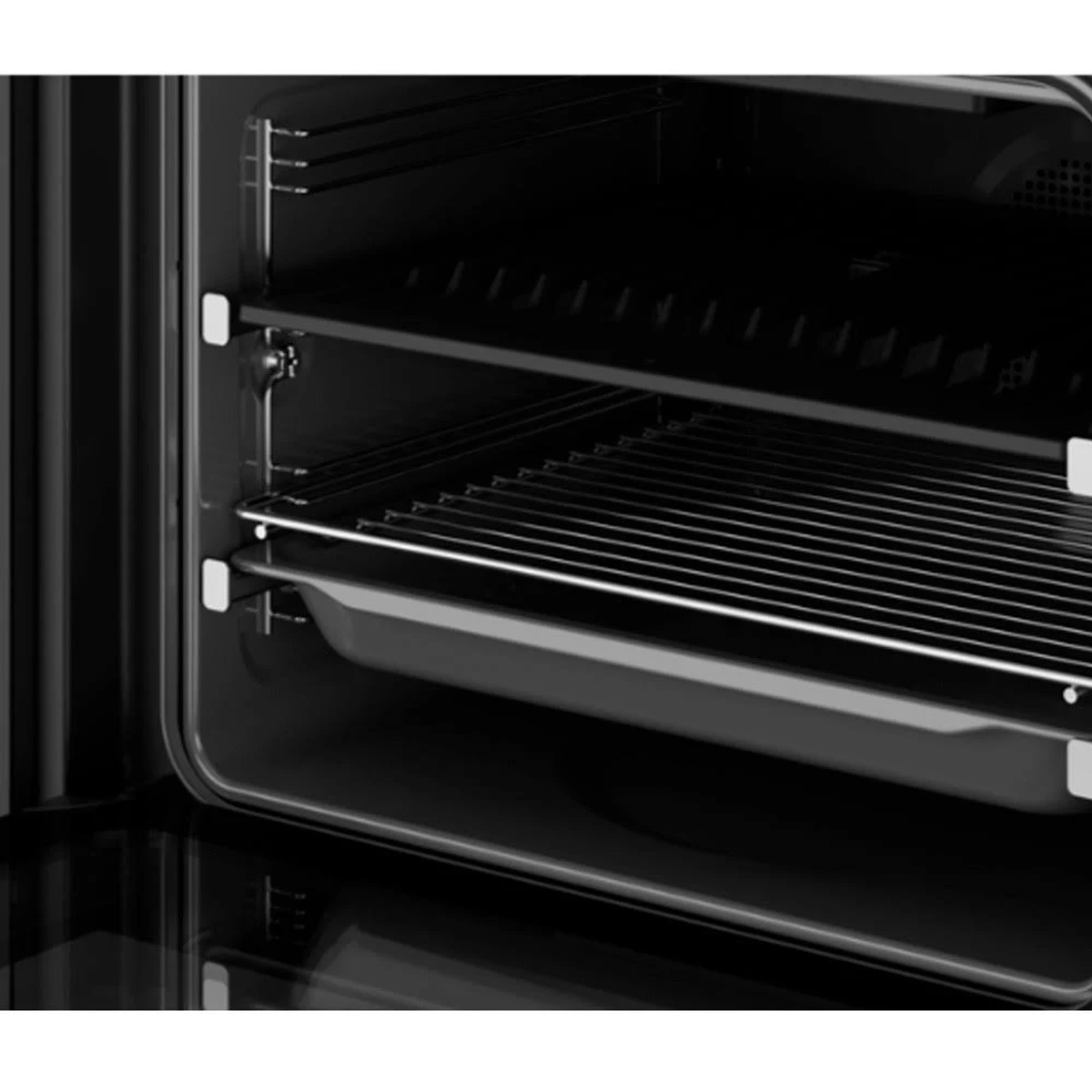 Interior de un horno negro, mostrando las rejillas y el interior del horno.