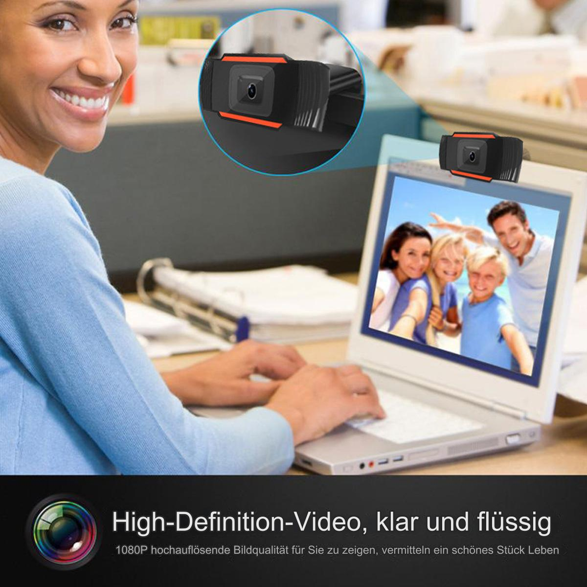 Eine Frau lächelt, während sie einen Laptop mit Webcam benutzt. Ein Bildschirm zeigt einen Familien-Videoanruf.