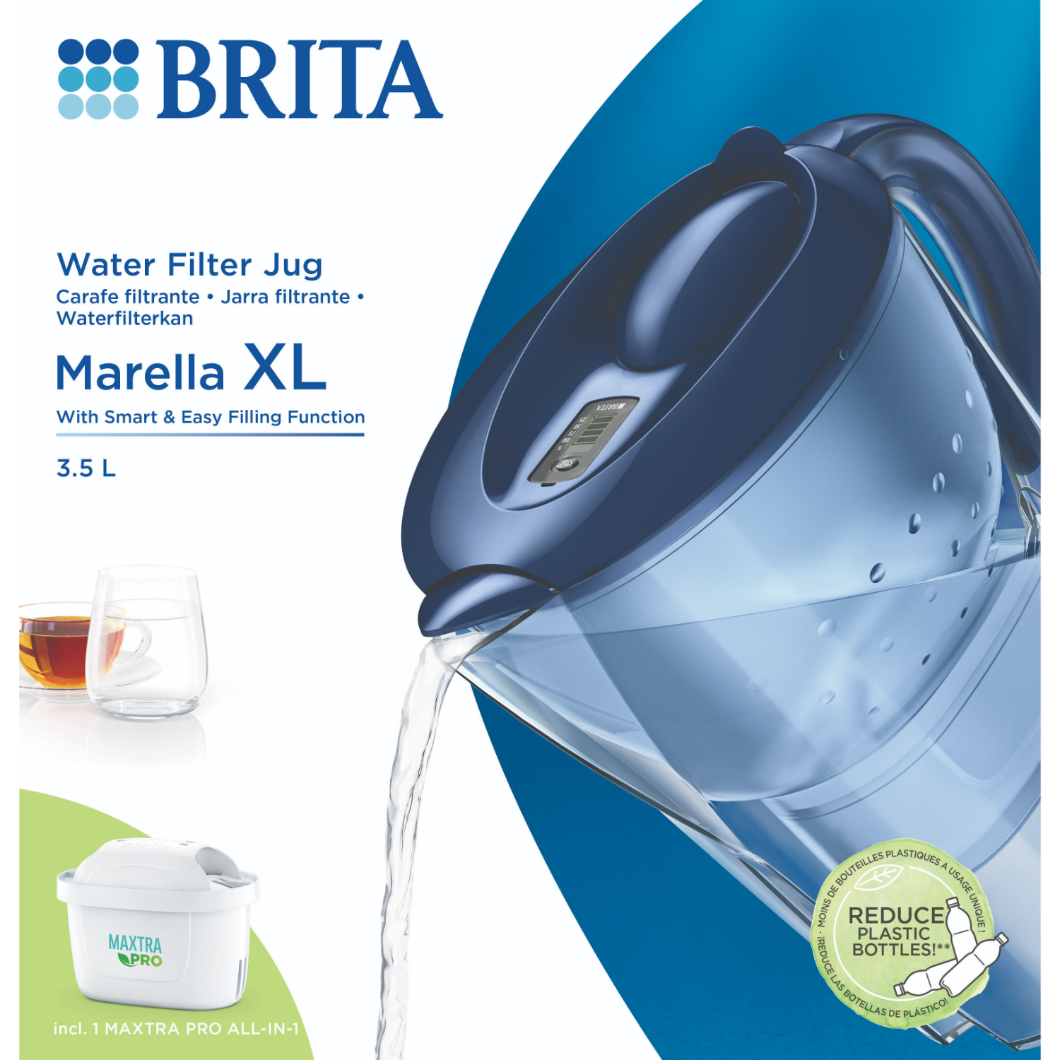 Dzbanek filtrujący Brita z wylewaną wodą, ze szklanką i filtrem w kadrze, na białej powierzchni.