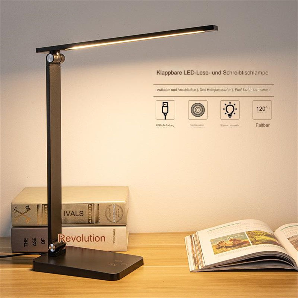 Eine schwarze Schreibtischlampe auf einem Schreibtisch, mit Büchern und einem offenen Buch. Es ist eine LED-Lampe.
