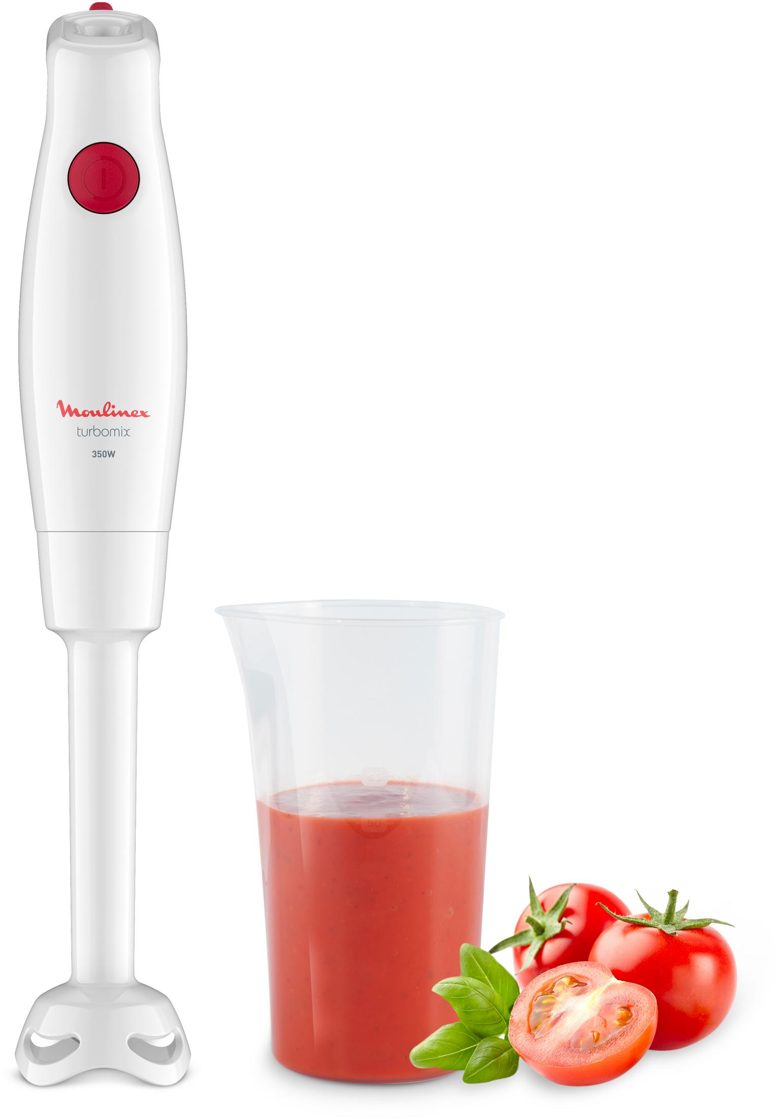 Frullatore a immersione bianco con succo di pomodoro, pomodori e basilico.