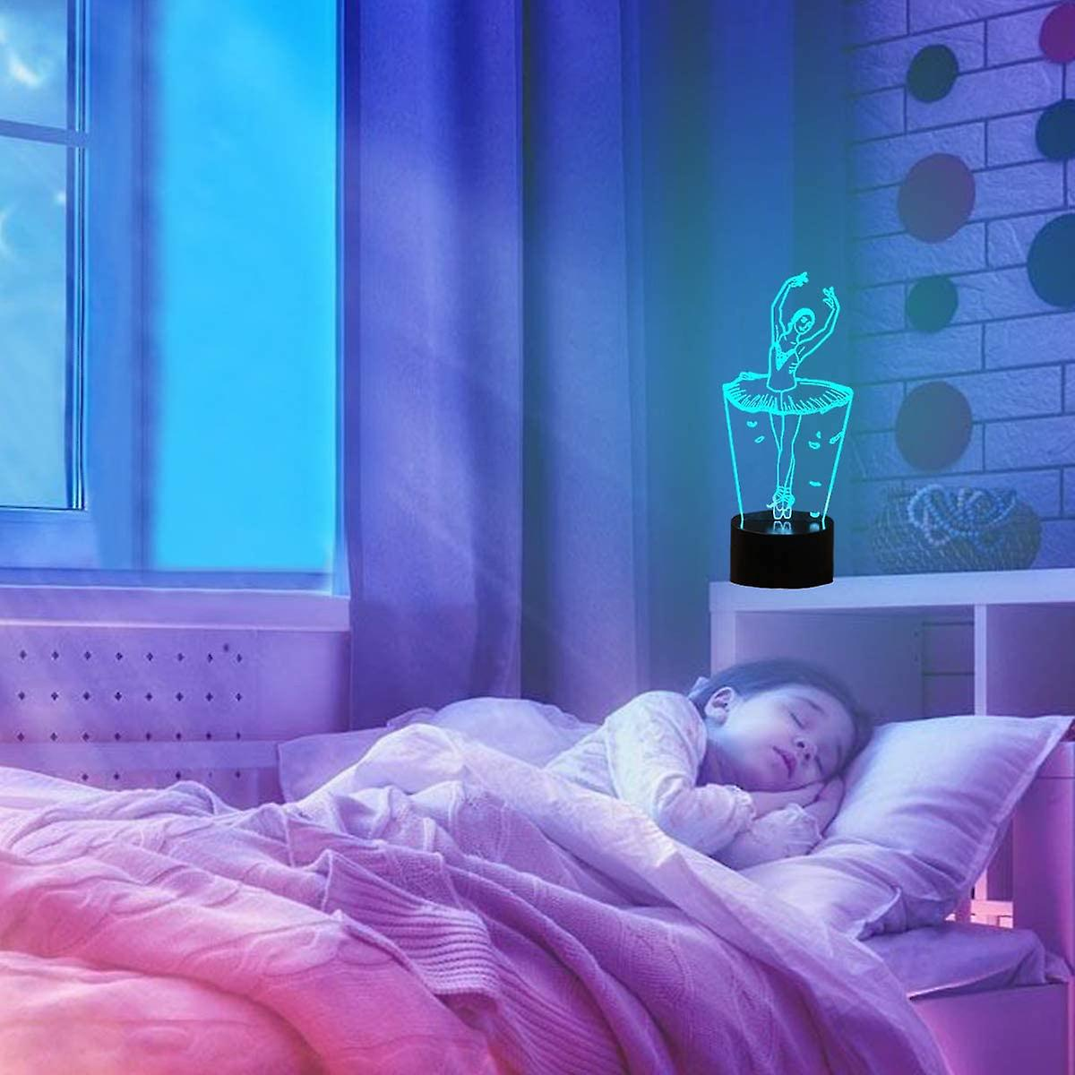Ein Kind schläft unter rosa Decken im Bett. Ein Ballerina-Nachtlicht steht auf dem Nachttisch.