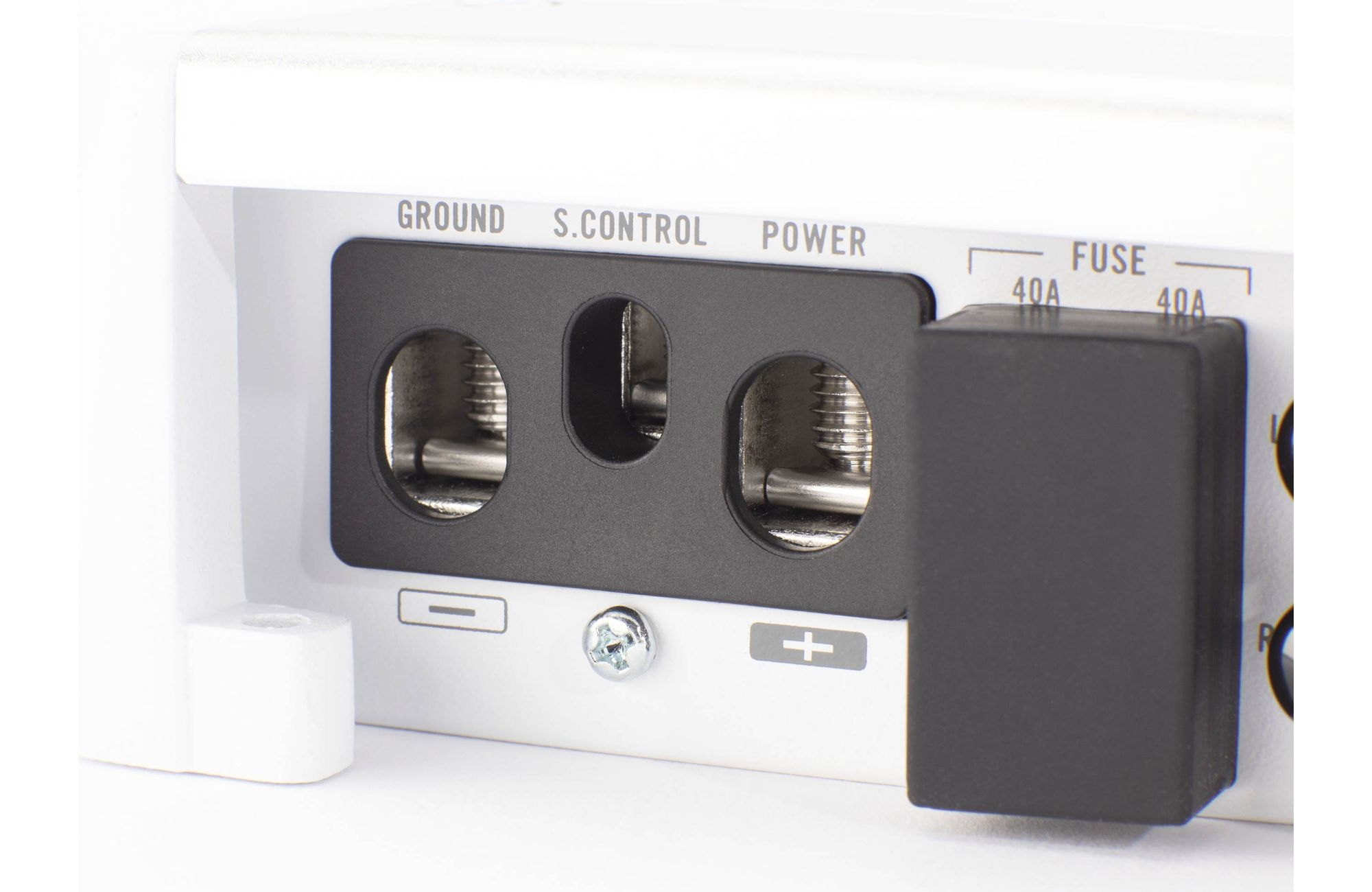 Nahaufnahme eines weißen elektronischen Geräts mit den Anschlüssen „GROUND“, „S.CONTROL“ und „POWER“.