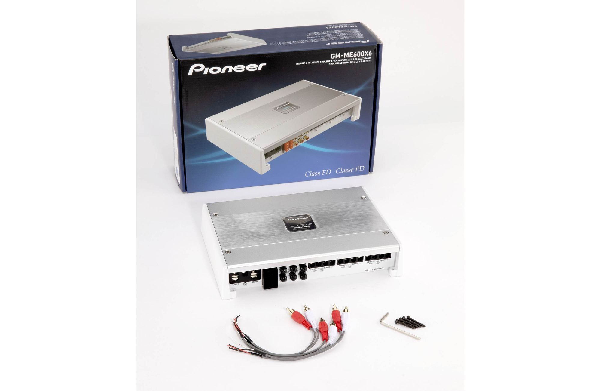Eine geöffnete Pioneer-Verstärkerbox mit Verstärker und Kabeln. Die Box hat das Pioneer-Logo und Text.