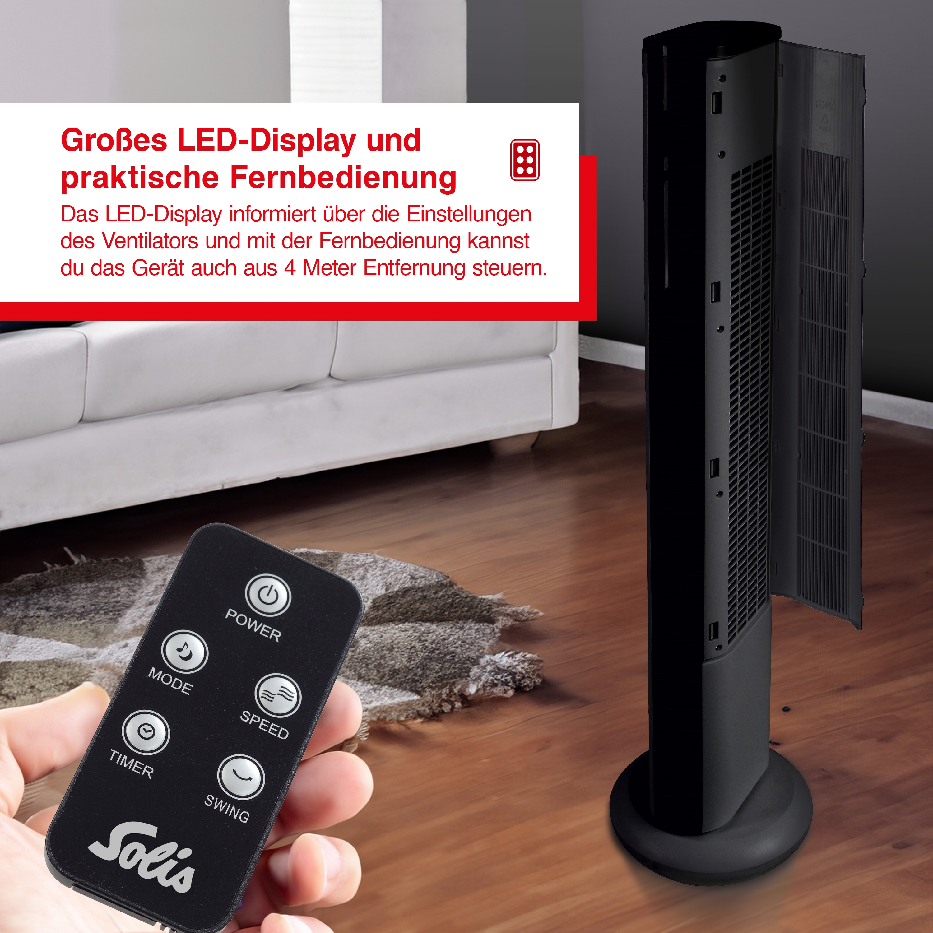 Schwarzer Turmventilator mit Fernbedienung in der Hand. Text auf Deutsch. Weißes Sofa im Hintergrund.