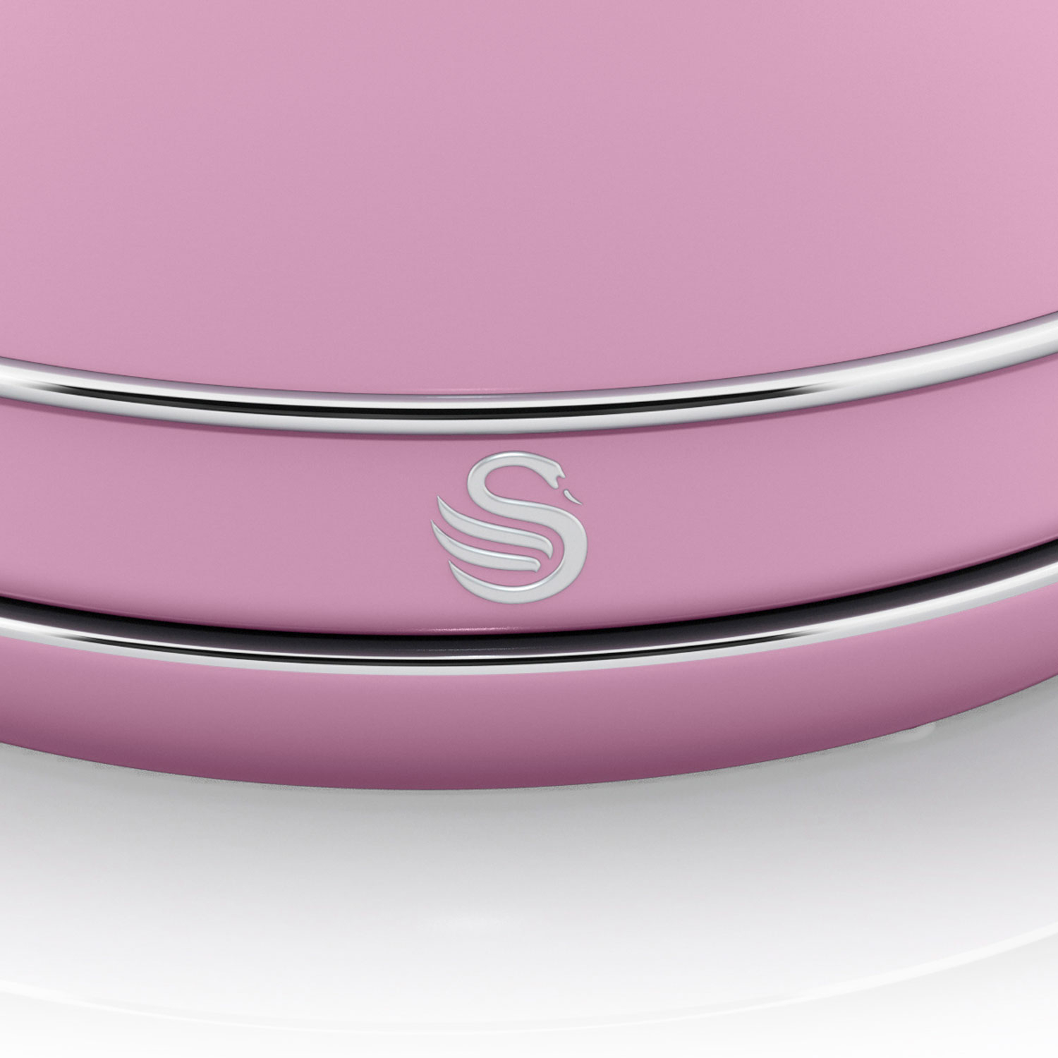 Primer plano de un electrodoméstico rosa con ribete plateado y logo de cisne. El fondo es blanco.