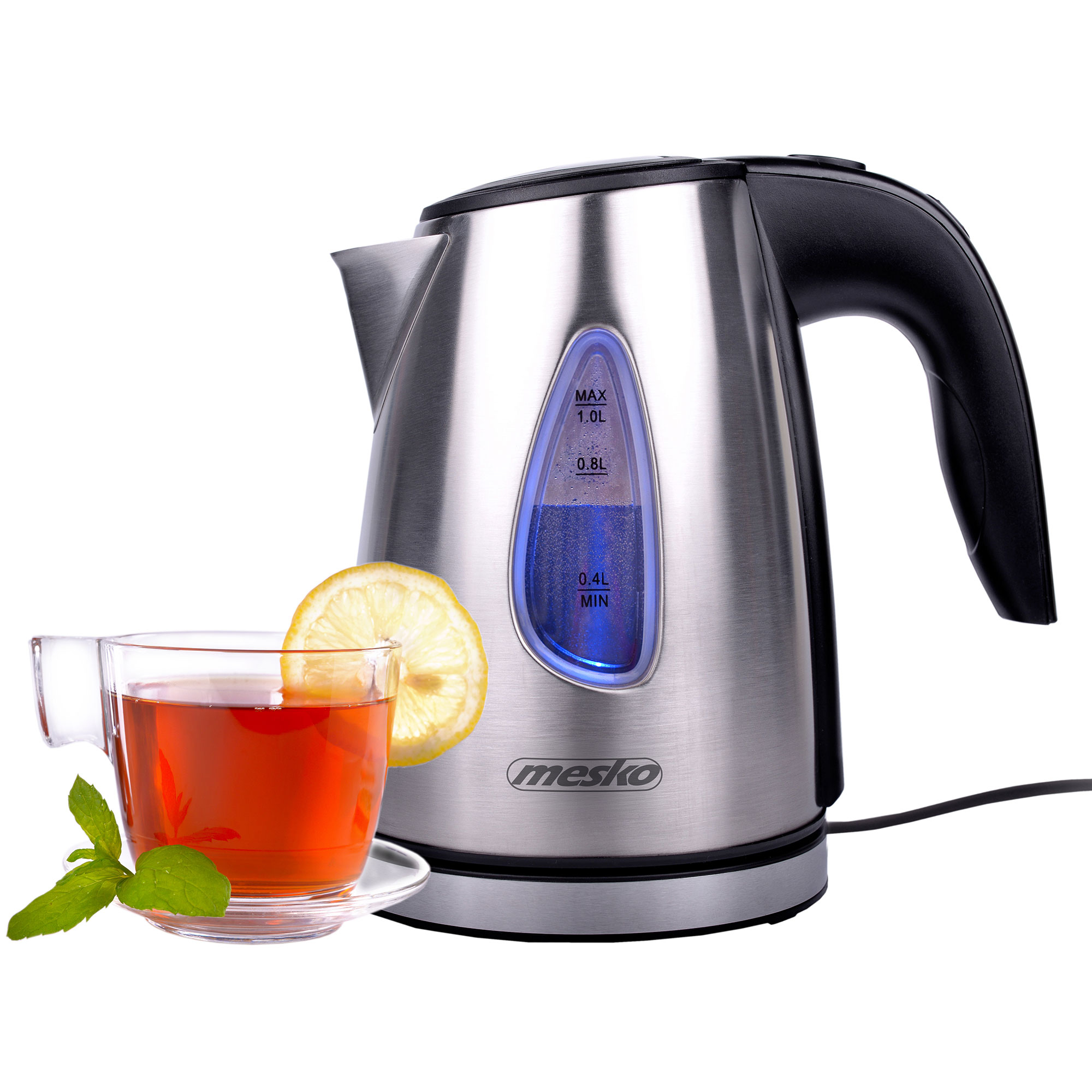 Hervidor eléctrico de acero inoxidable con una taza de té y una rodaja de limón.