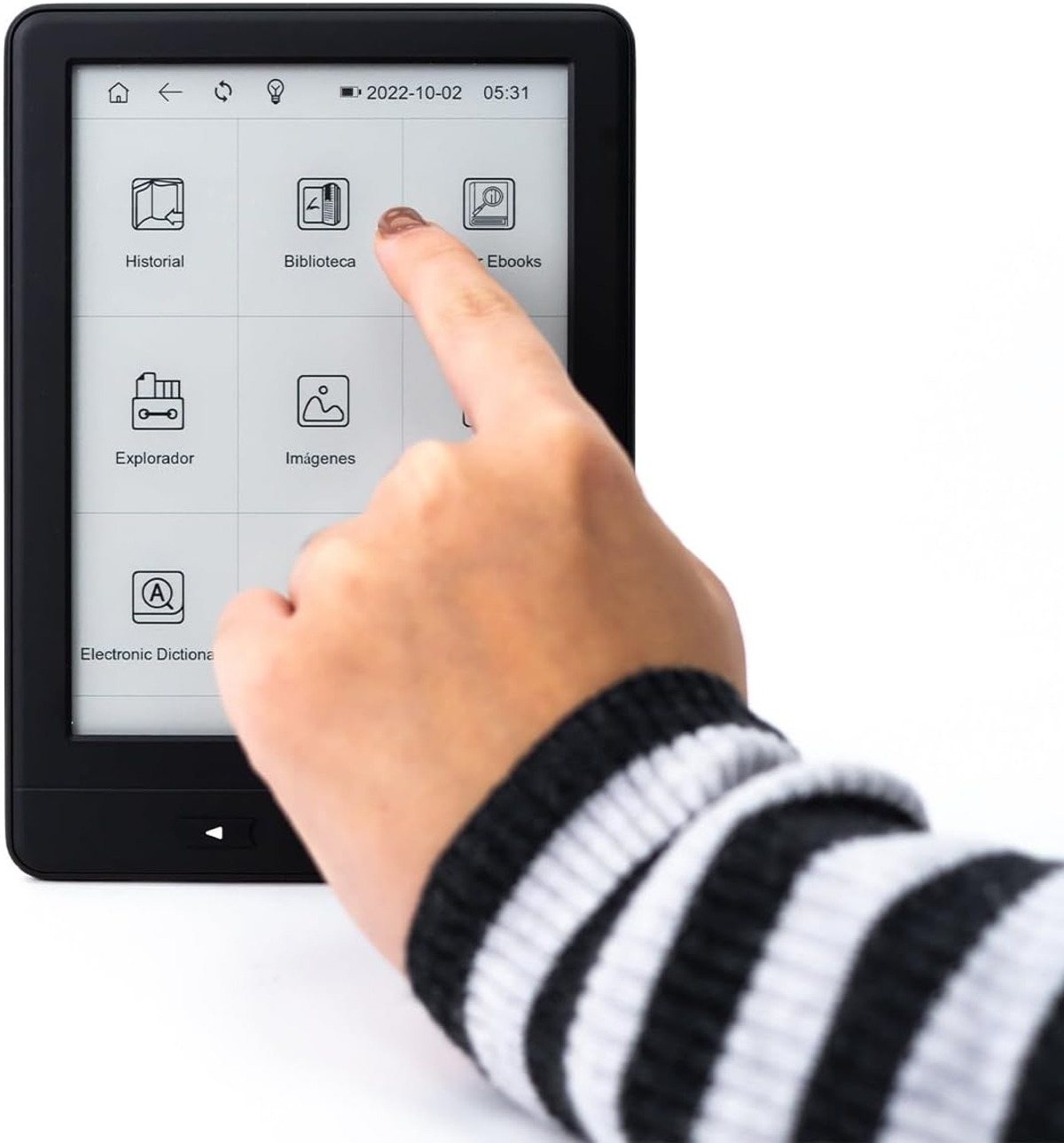 Una mano tocando el icono 'Biblioteca' en una pantalla de lector electrónico negro.