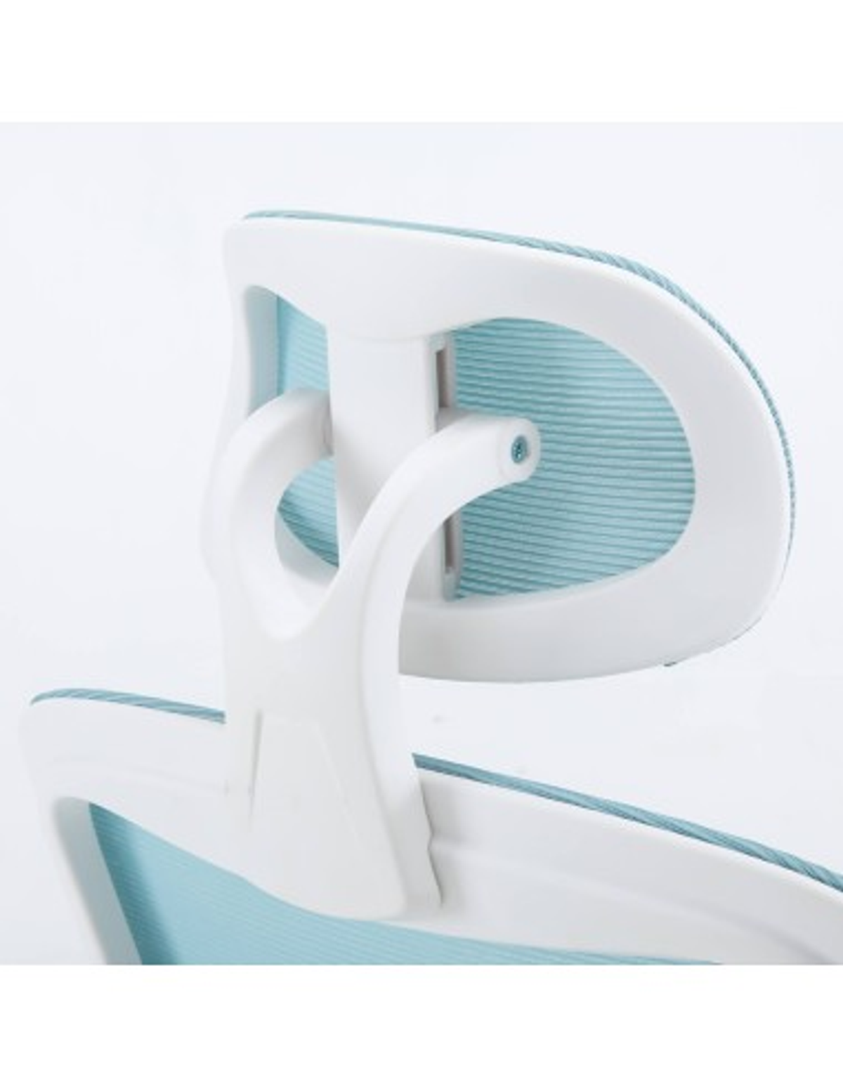 Primer plano del reposacabezas de una silla de oficina. El reposacabezas es blanco y tiene una malla azul.