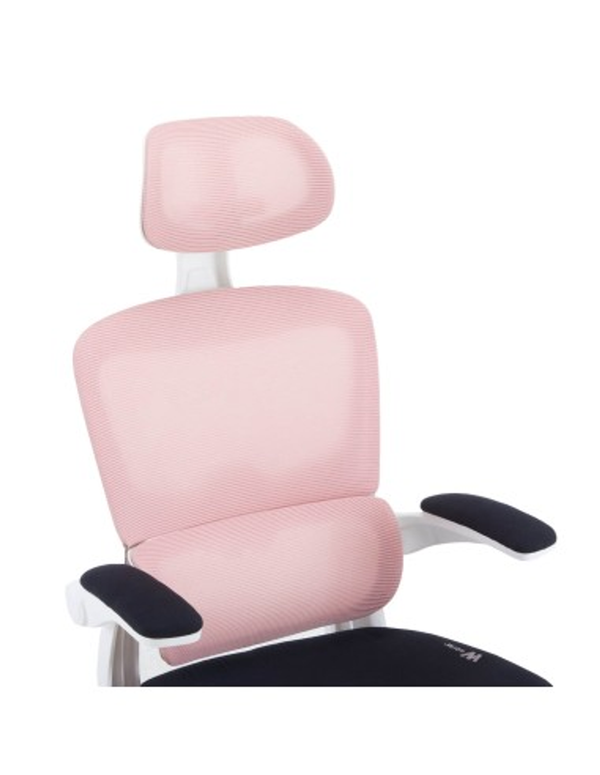 Una sedia da ufficio rosa a rete con braccioli e poggiatesta neri, struttura bianca, su sfondo bianco.