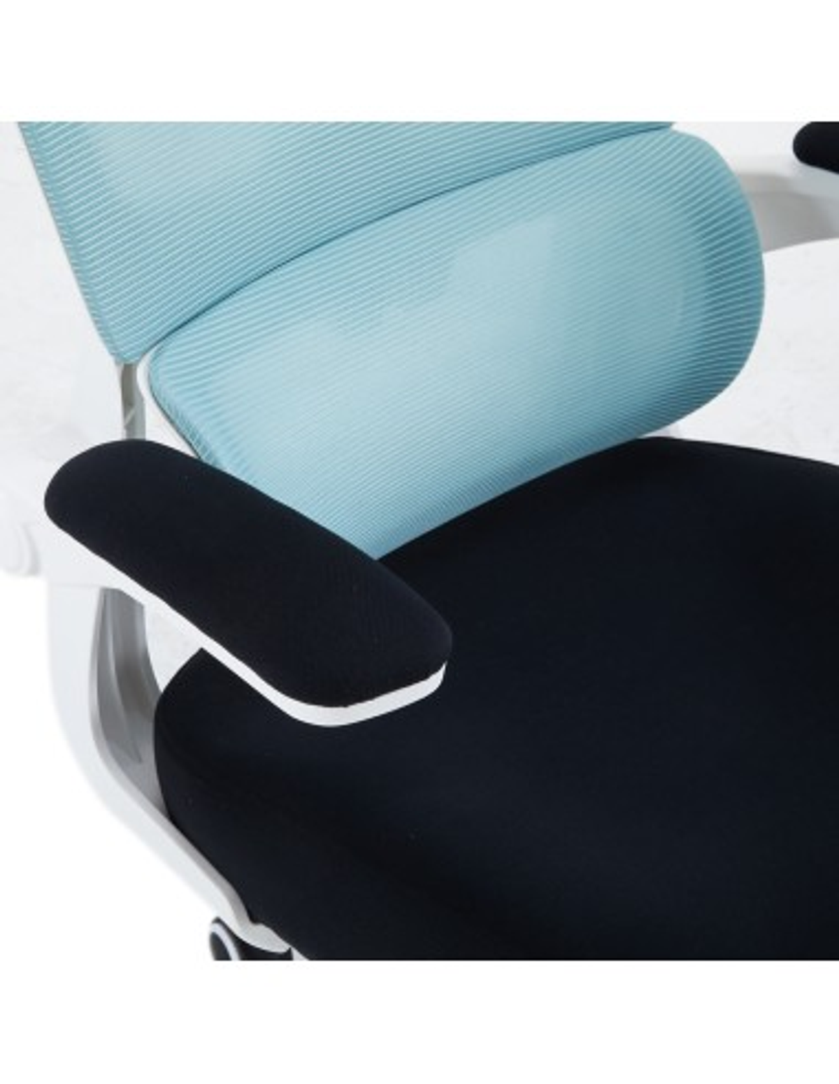 Primer plano de una silla de oficina ergonómica con respaldo de malla azul y asiento negro.