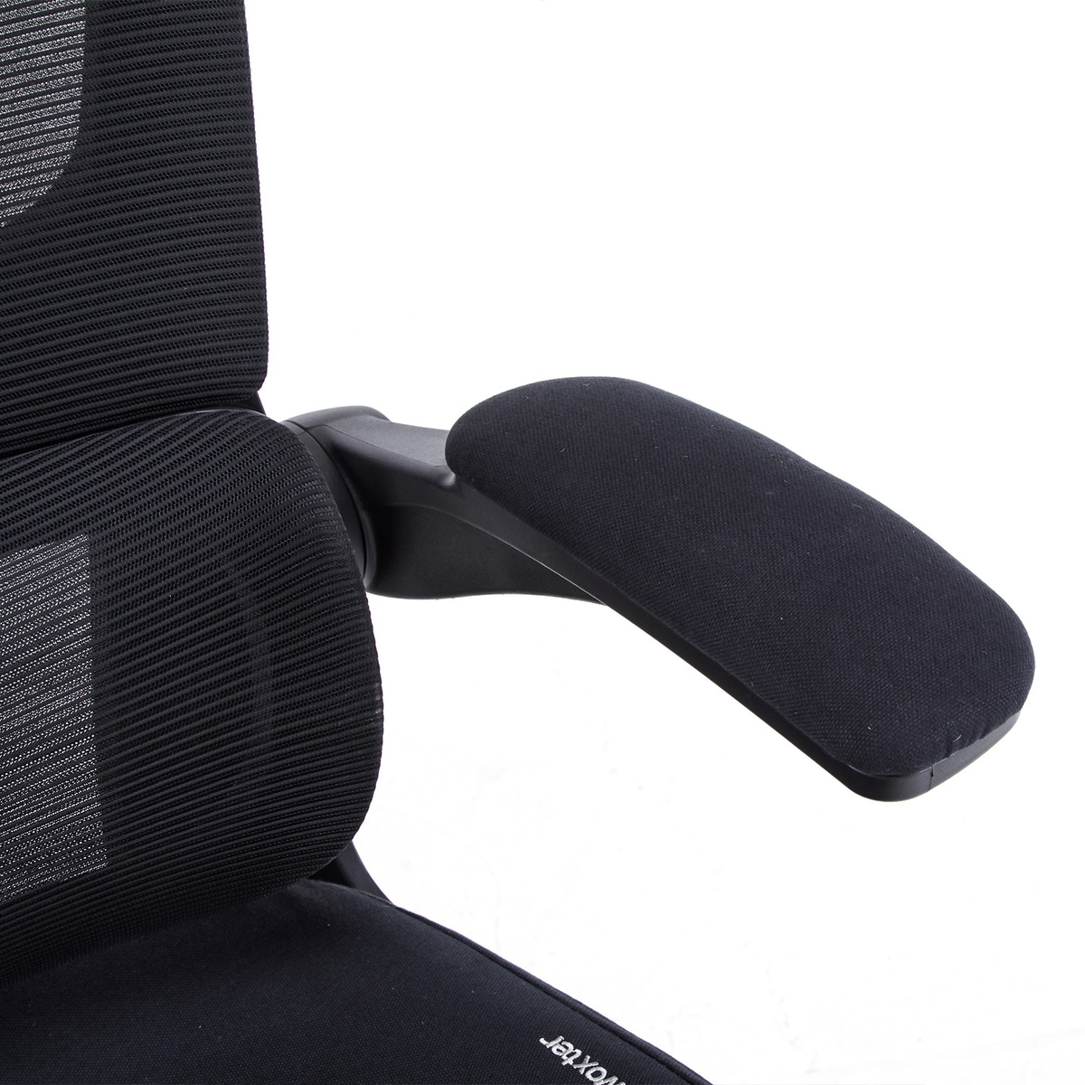 Apoyabrazos ergonómico de malla negra para silla de oficina. El reposabrazos se extiende hacia adelante.
