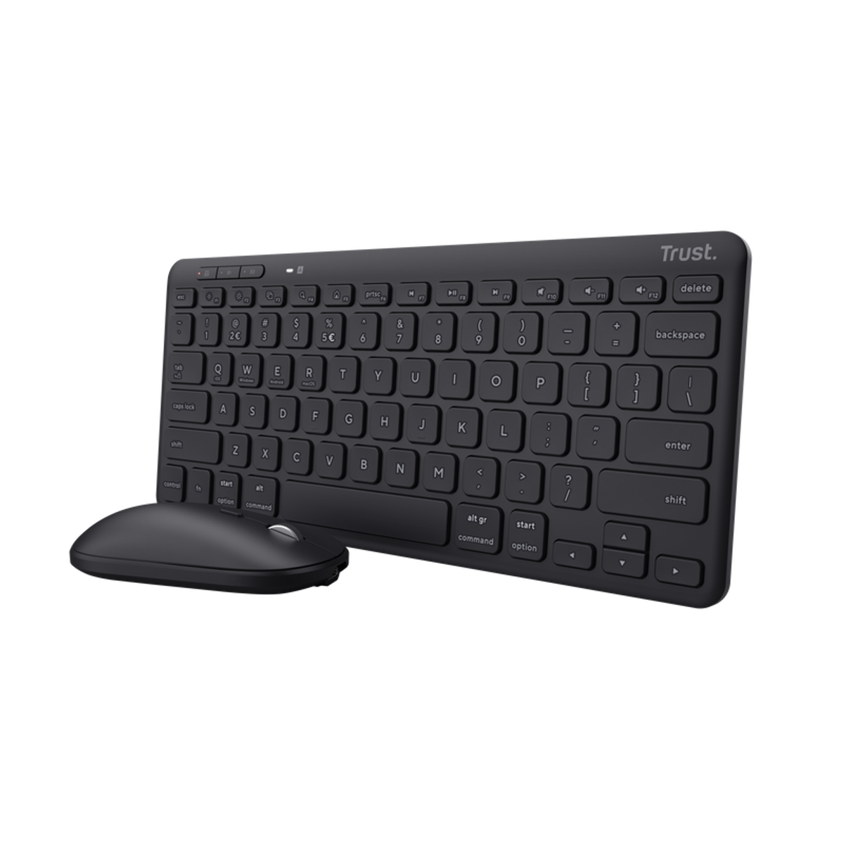 Czarna klawiatura z pasującą myszą. Klawiatura ma standardowy układ z białymi etykietami na klawiszach.