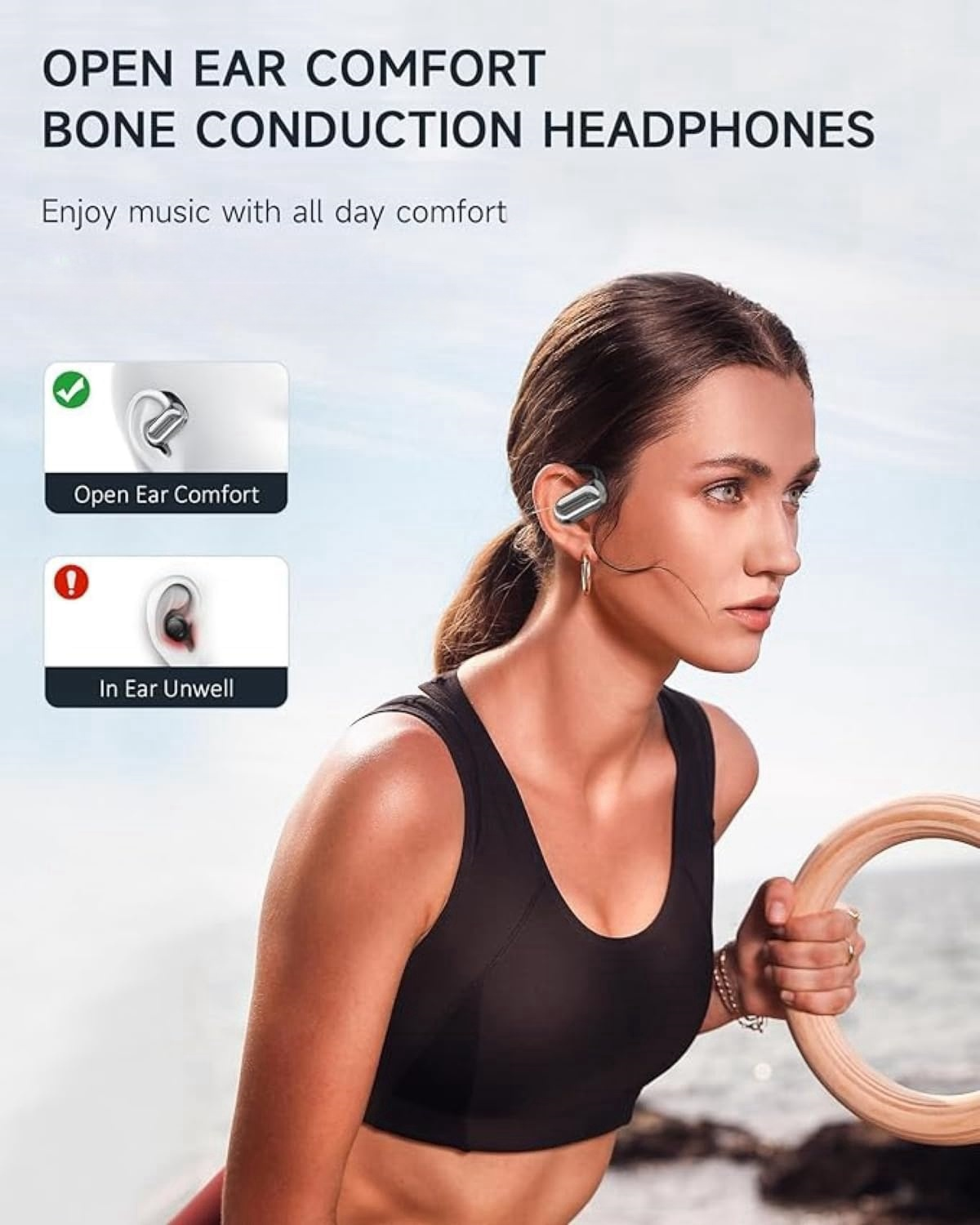 Mujer con auriculares de conducción ósea. Muestra comodidad de oído abierto y malestar intraauricular. Top negro y sujetador deportivo.