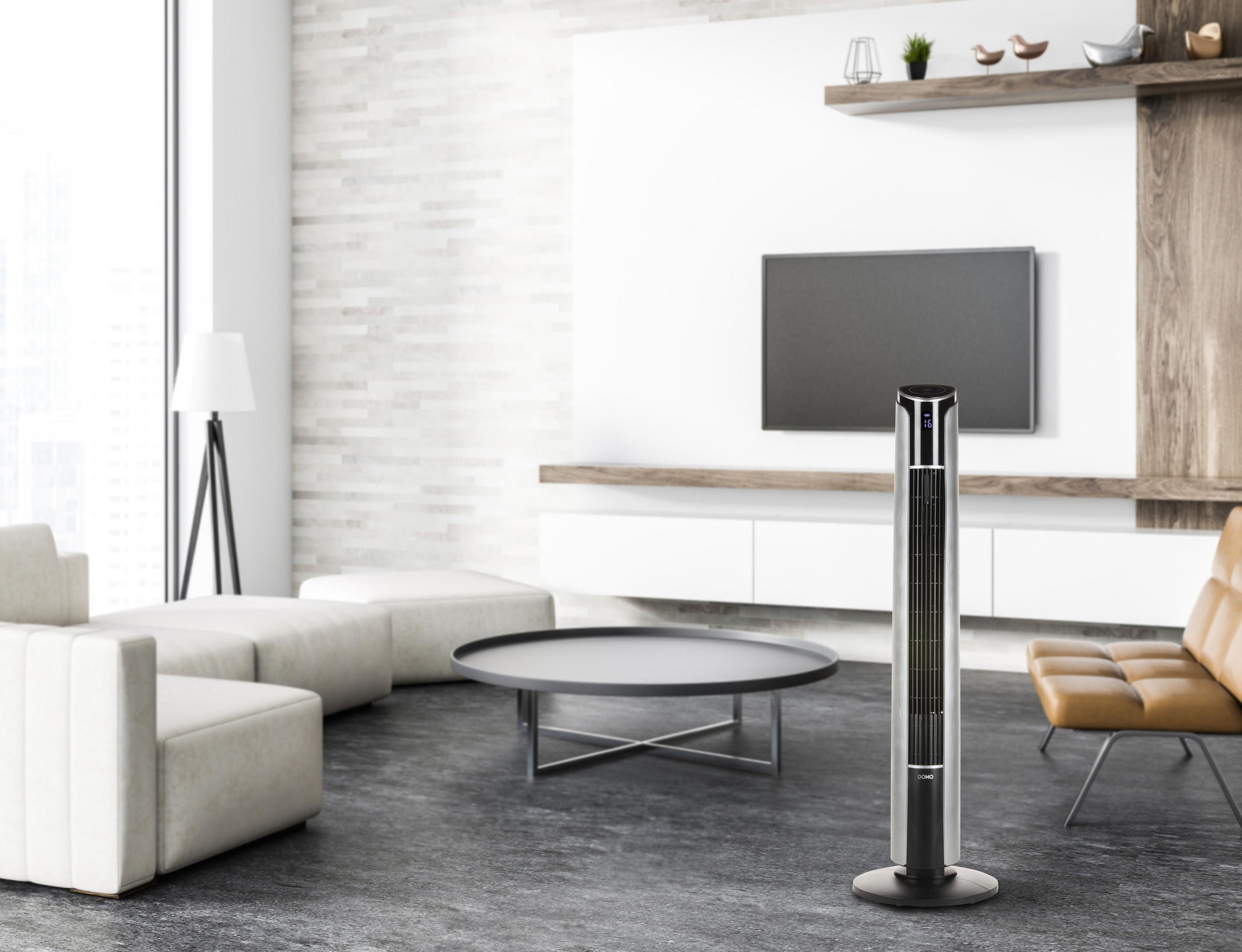 Modernes Wohnzimmer mit hohem Ventilator, Sofa, Tisch, TV und großem Fenster.