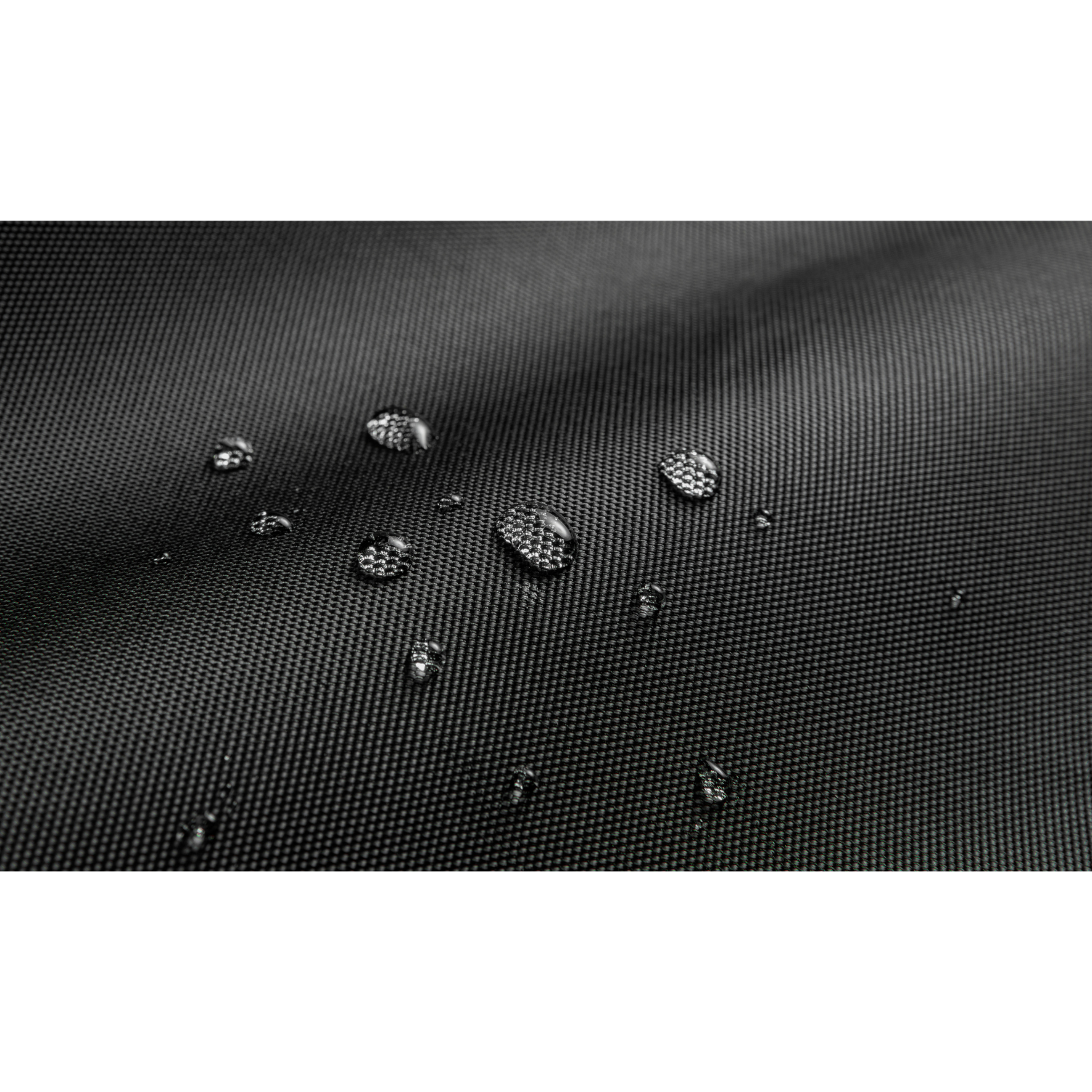 Czarny materiał z kroplami wody na powierzchni. Widoczna tekstura.