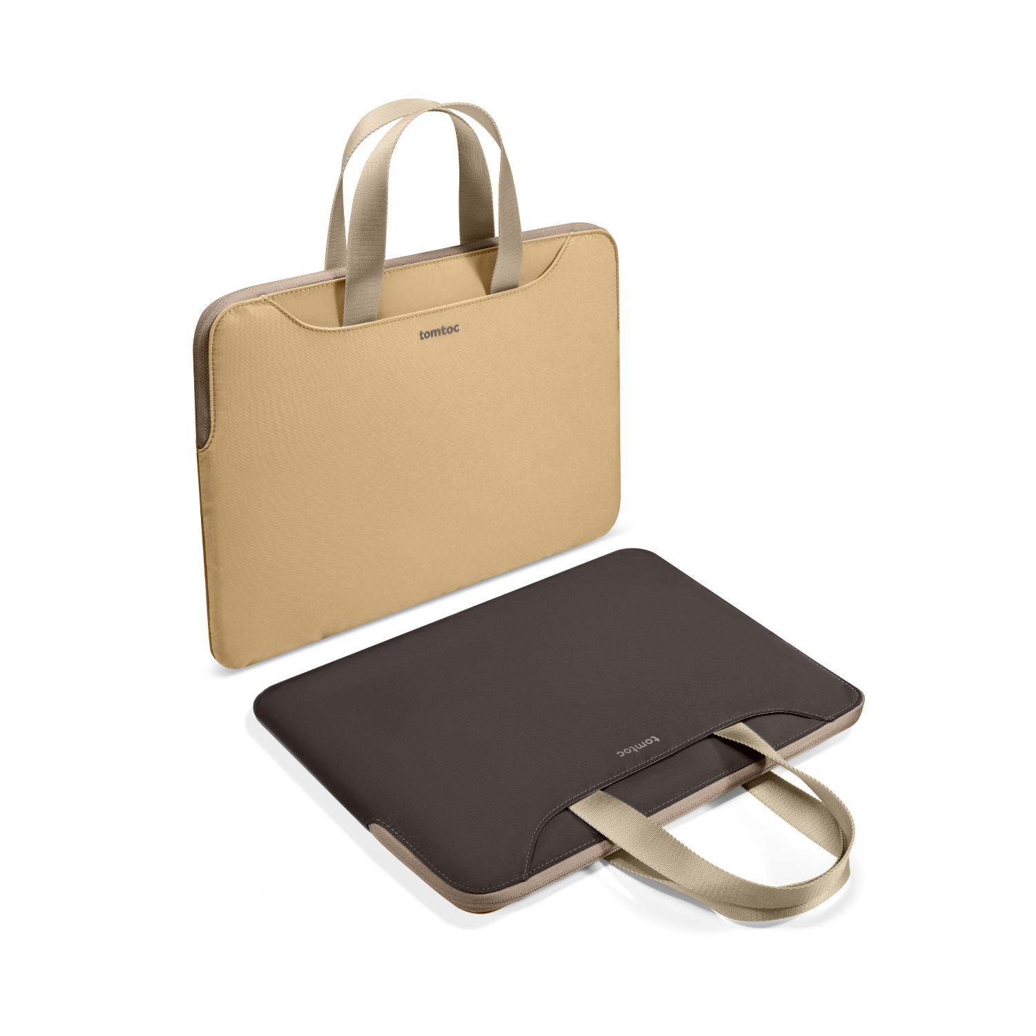 Due custodie per laptop, una beige e una marrone. Sono affiancate su sfondo bianco.