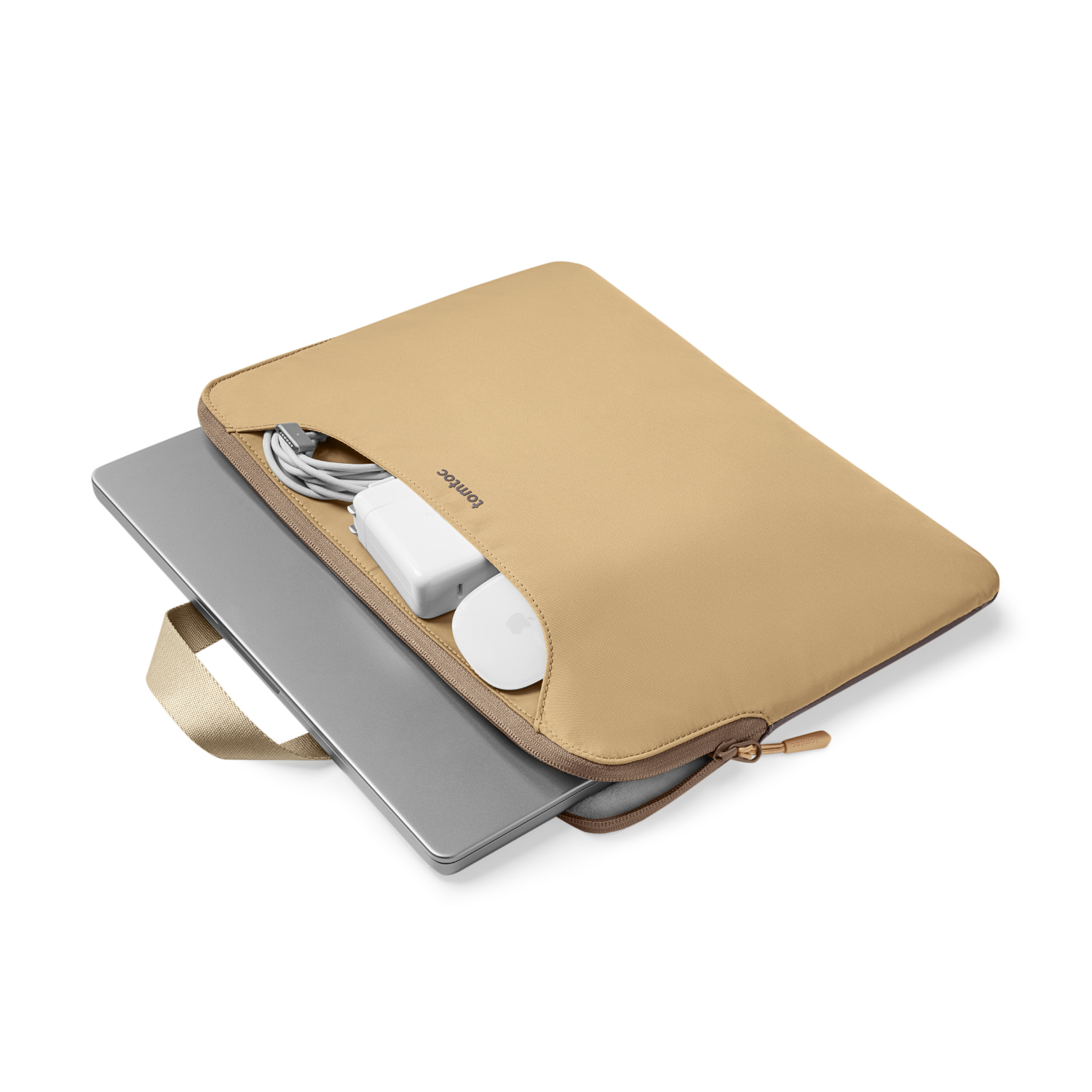 Laptop e accessori in una custodia beige. Un caricatore è visibile.