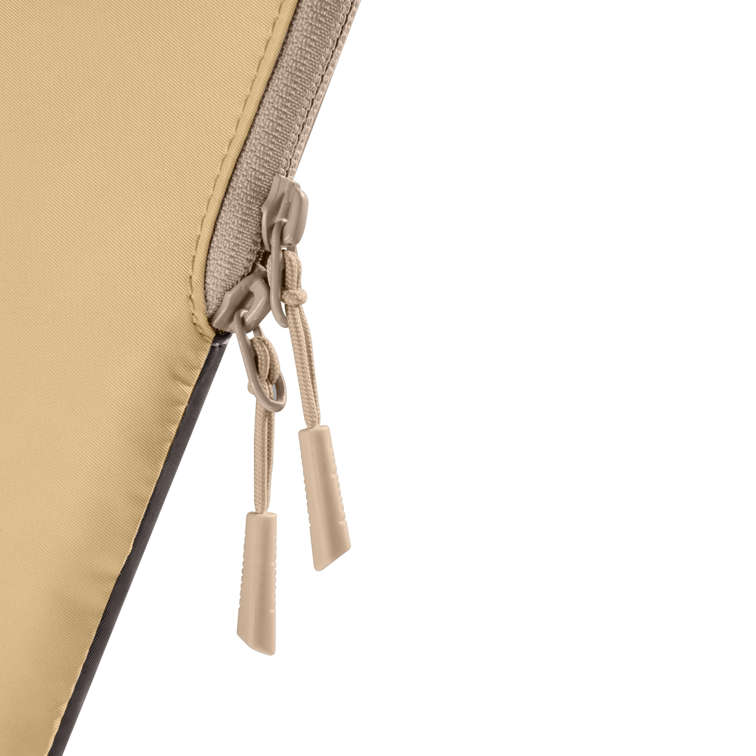 Primo piano della cerniera e dei tiranti di una borsa beige. Sfondo beige e bianco, vista angolata.