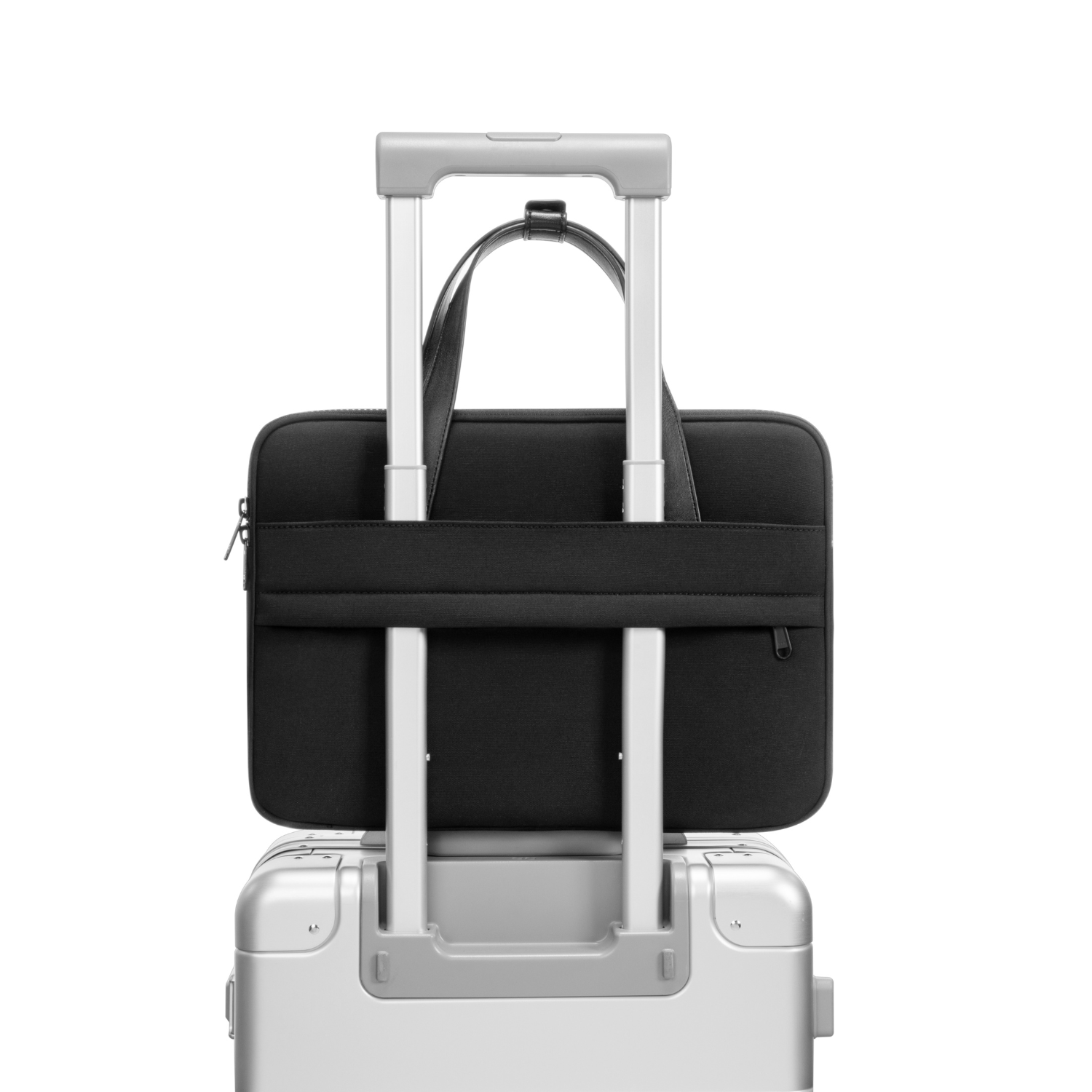 Borsa nera per laptop su una valigia argentata. Con maniglia. Isolato su bianco. La borsa ha una cerniera.