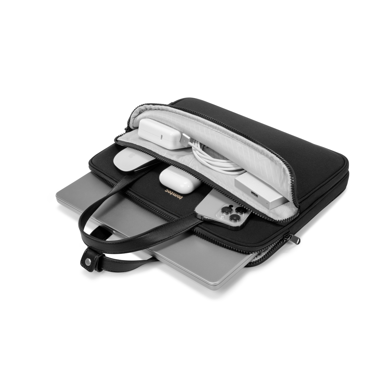 Custodia nera per laptop aperta. All'interno ci sono un laptop, un mouse, un caricabatterie e un telefono. Bianco.