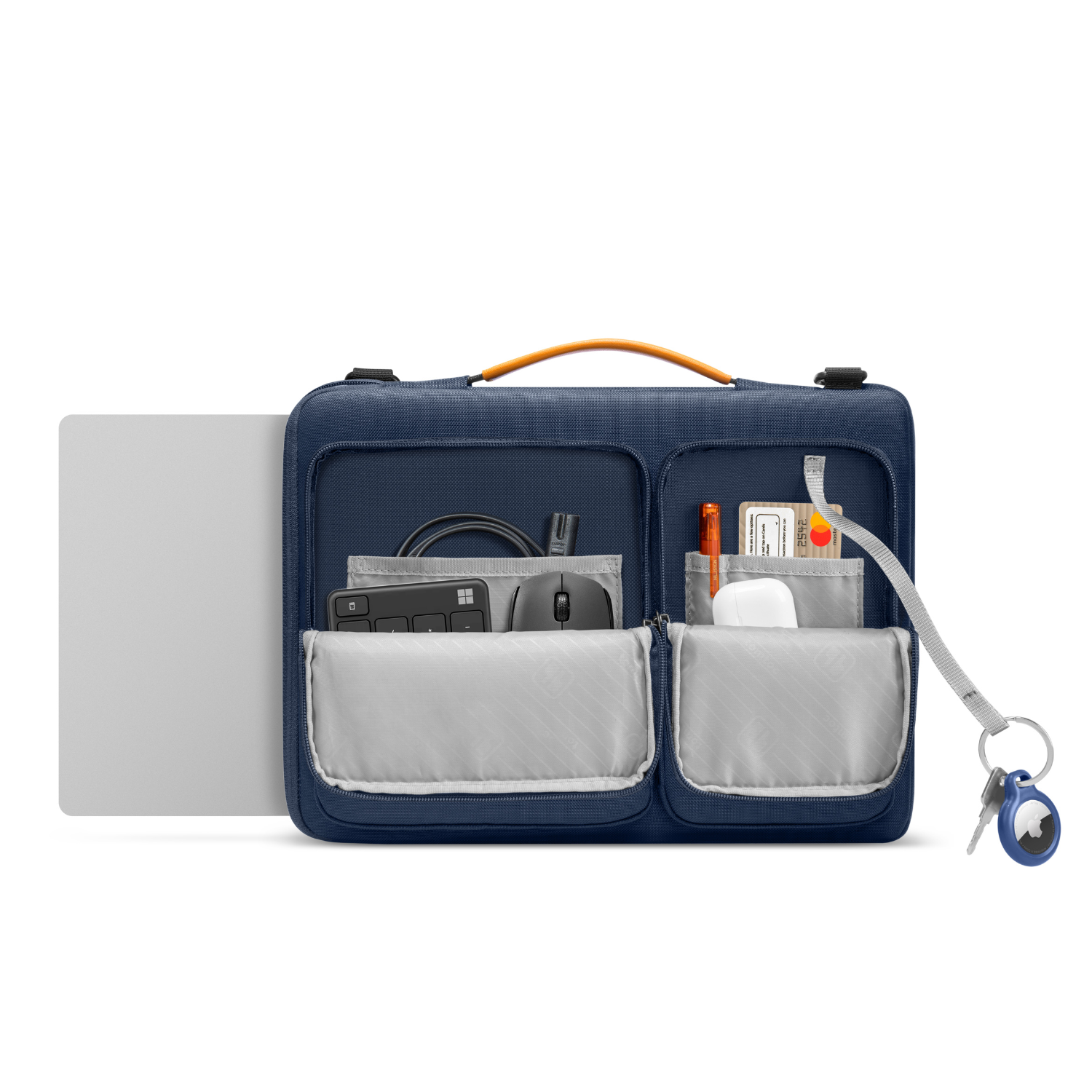 Borsa per laptop blu navy, aperta. All'interno, una tastiera, un mouse, una penna, chiavi e tablet. Sfondo bianco.