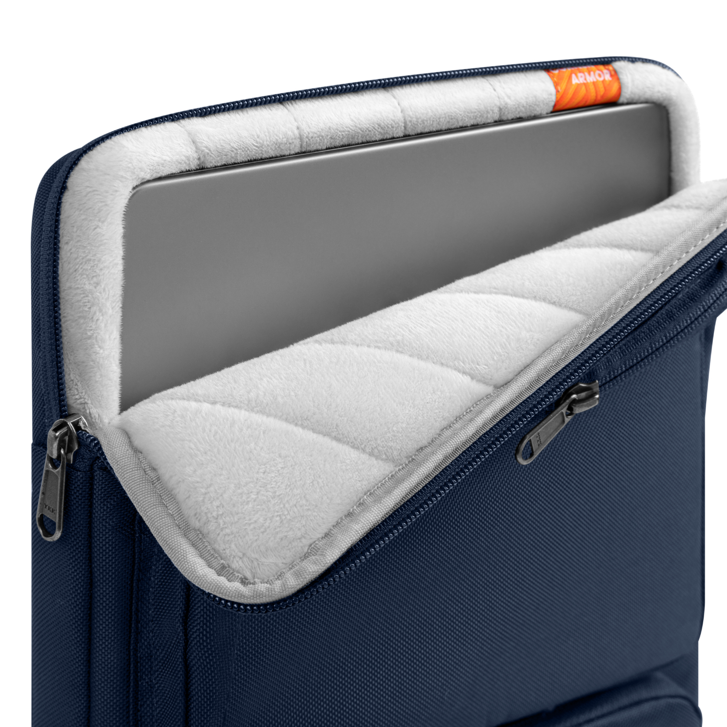 Custodia blu navy per laptop con un laptop all'interno. Logo arancione in alto.