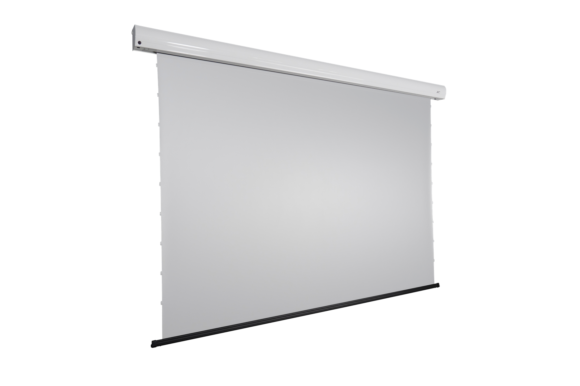 Eine weiße Projektorleinwand hängt vor schwarzem Hintergrund.