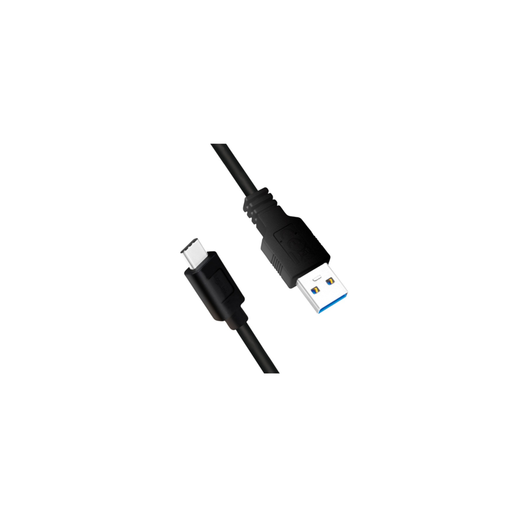 Zwarte USB-kabel met USB- en USB-C-connectoren, schuin op witte achtergrond.