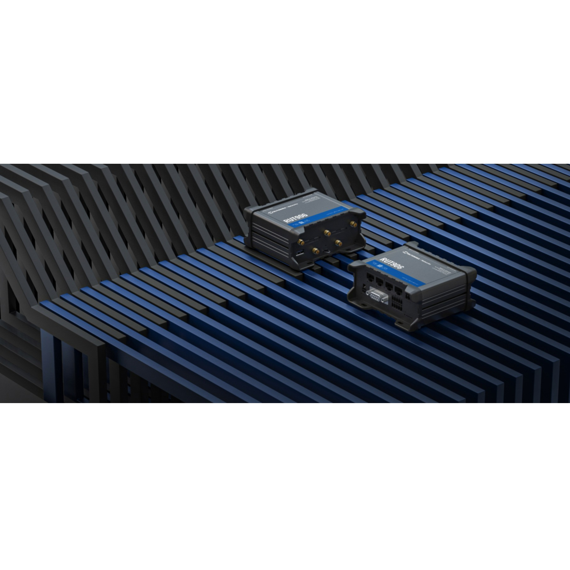 Due router neri con sfondo blu e nero.