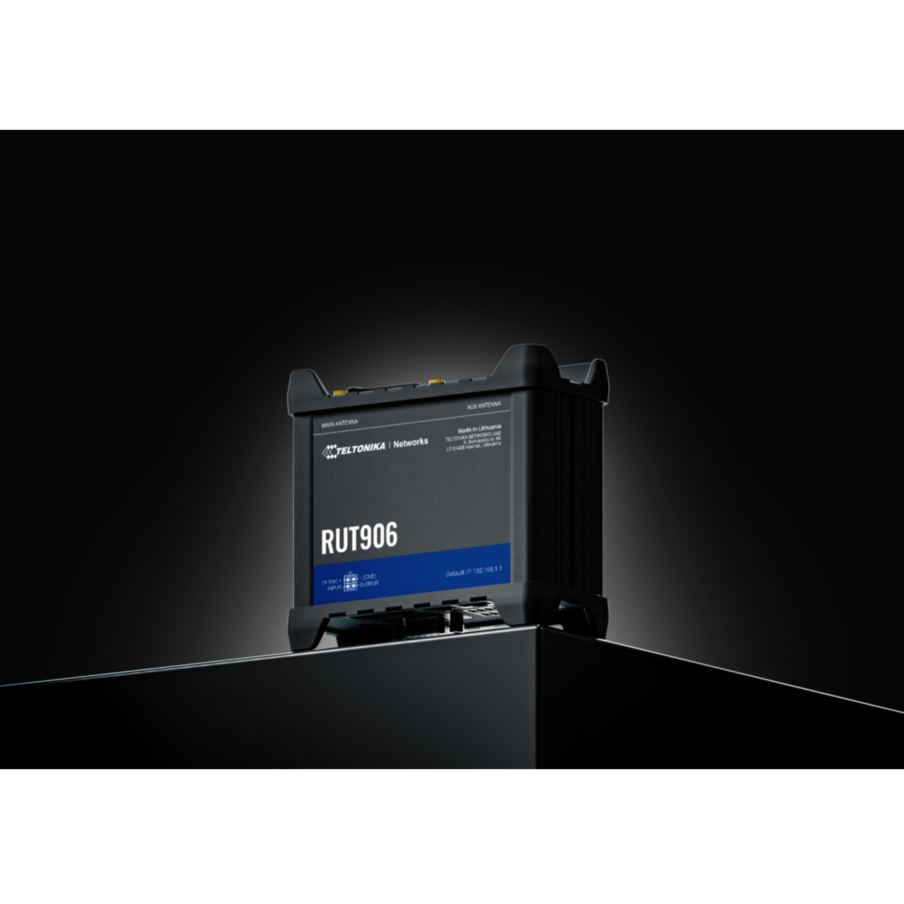 Router Teltonika RUT906 nero. Il dispositivo è su una superficie nera.