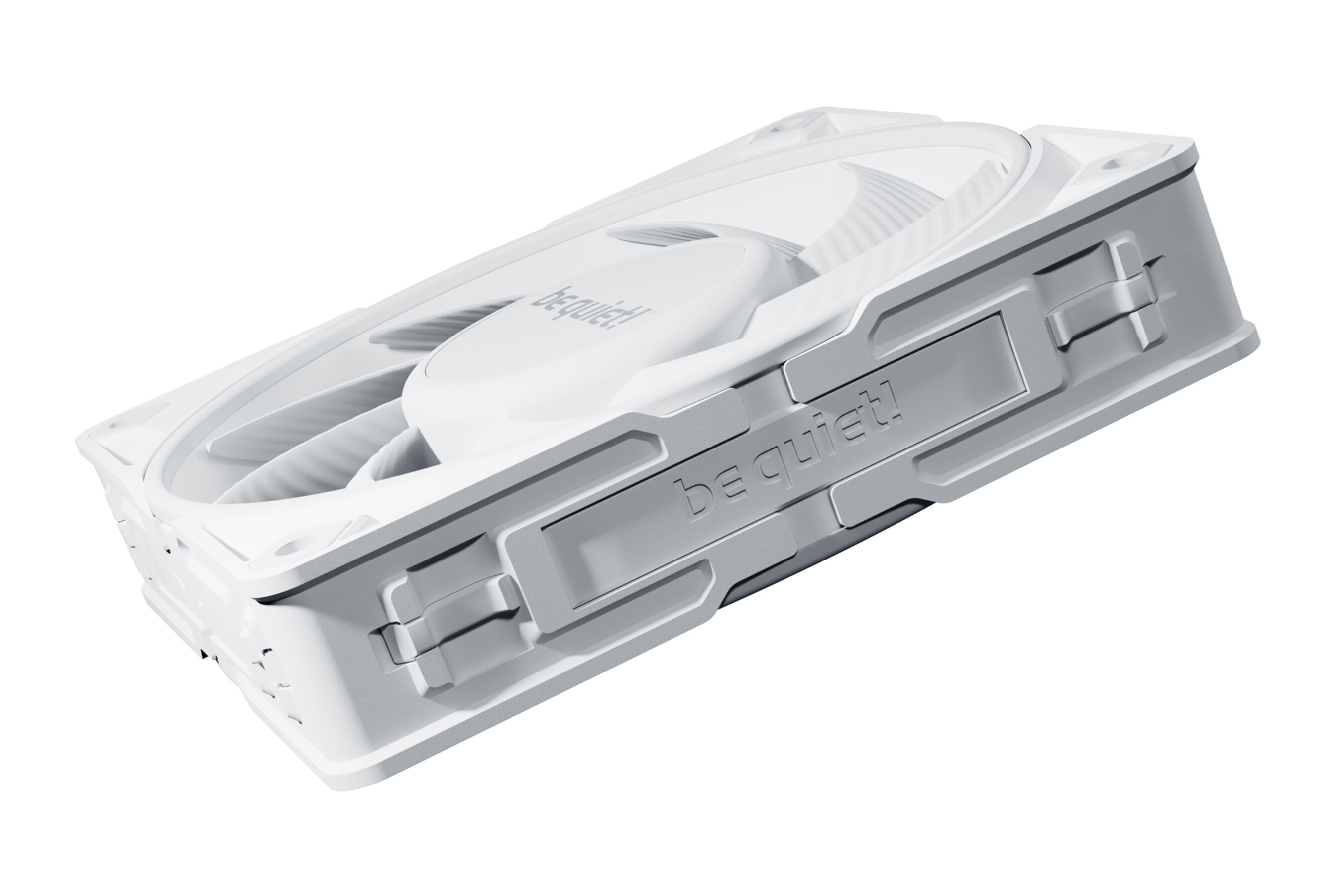 Biały wentylator komputerowy z zakrzywionymi łopatkami. Tekst: be quiet! na ramie. Białe tło.