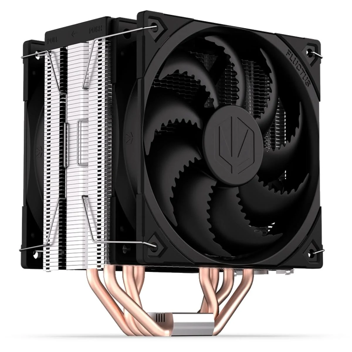 Czarny cooler procesora z dużym wentylatorem i miedzianymi rurkami cieplnymi, na białym tle.