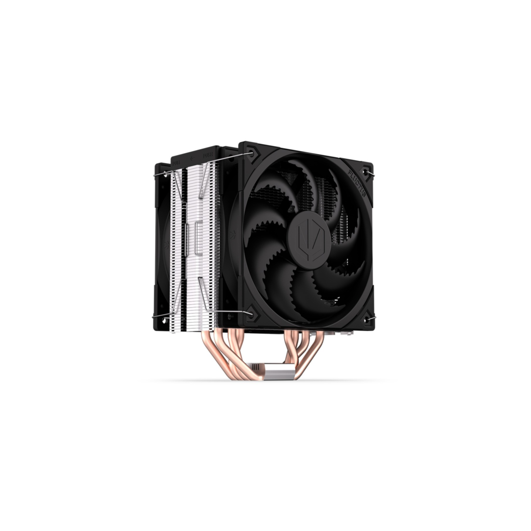 Czarny wentylator komputerowy z miedzianymi rurkami cieplnymi. Wyizolowany na białym tle.