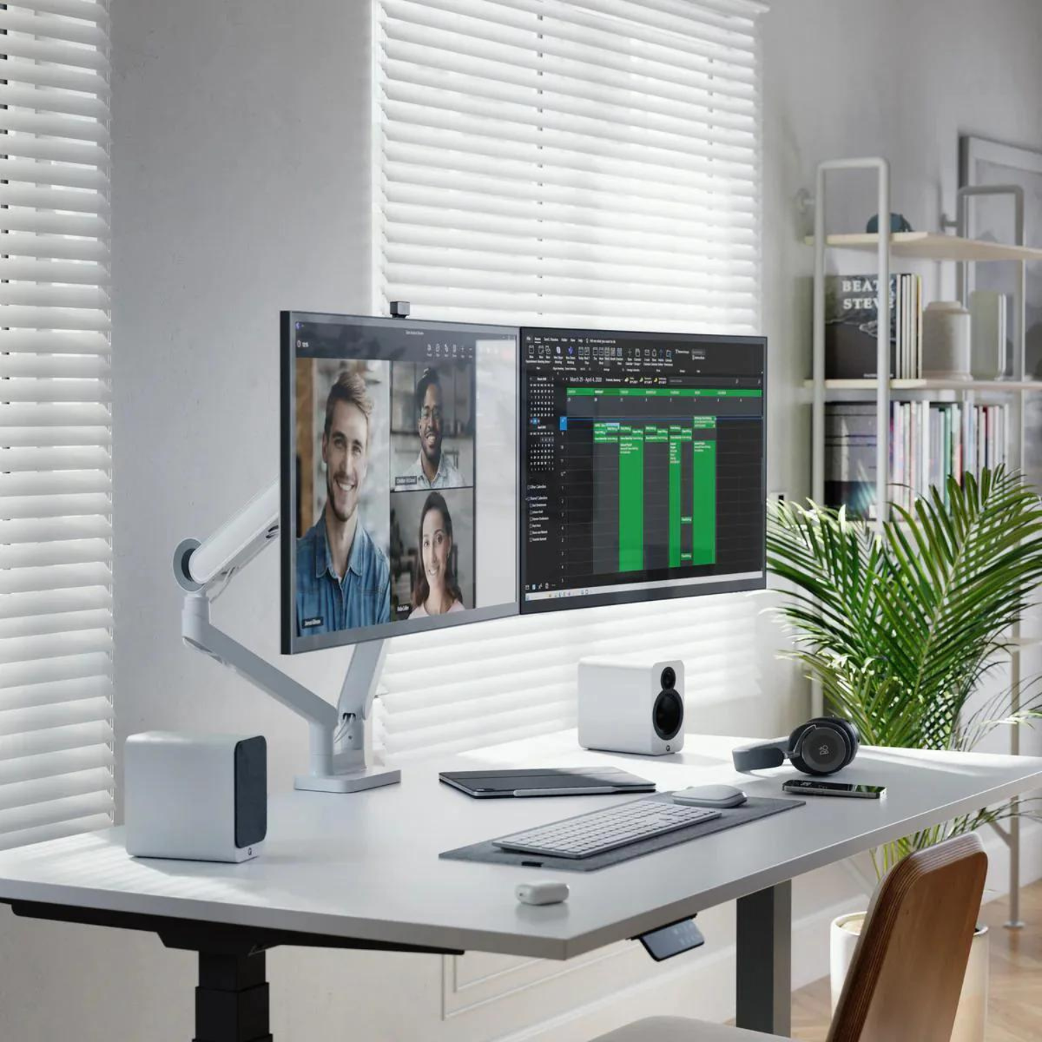 Configurazione a doppio monitor che mostra videochiamata e foglio di calcolo, su scrivania bianca, con accessori.