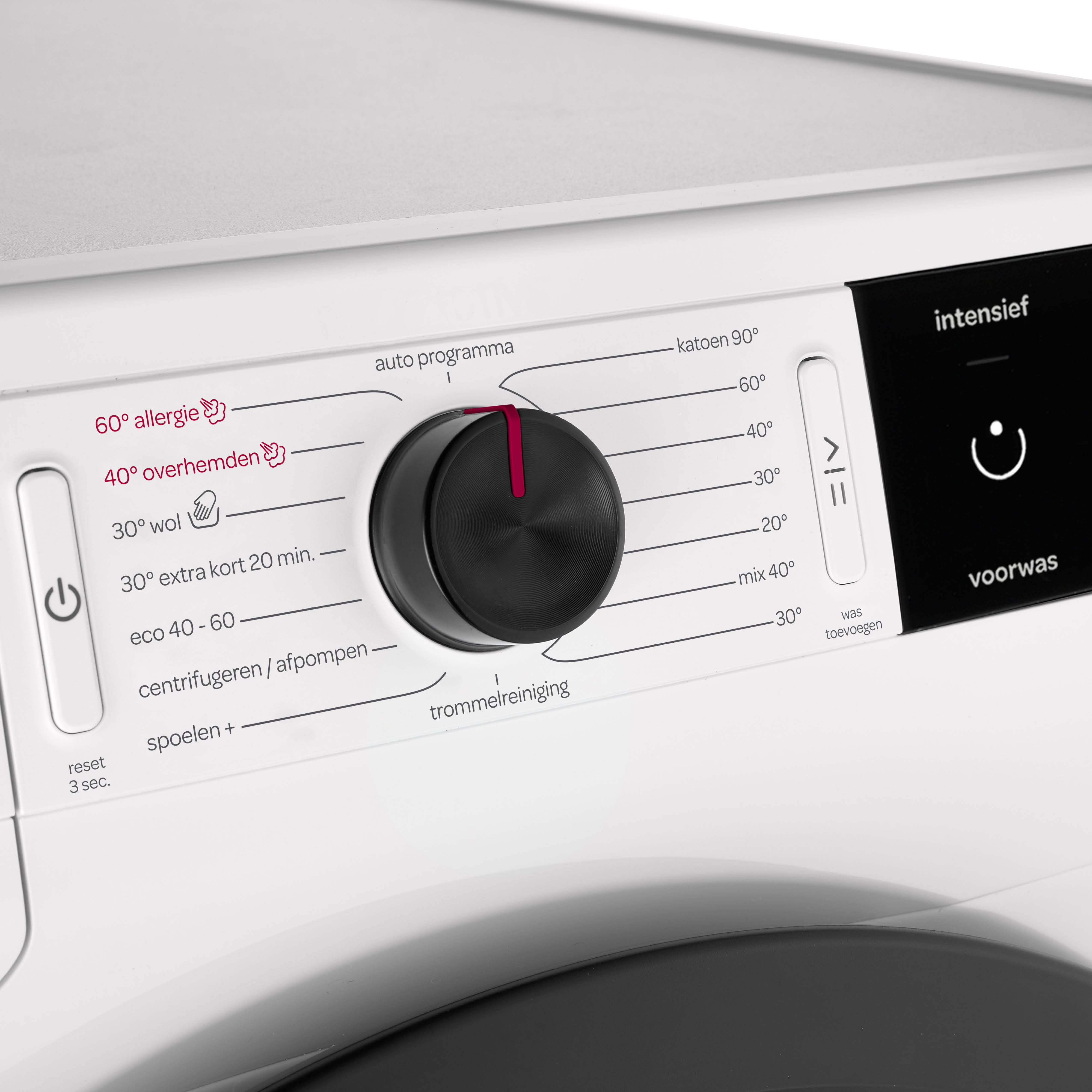 Close-up van een wasmachine bedieningspaneel. Knop, knoppen en tekstlabels zijn zichtbaar.