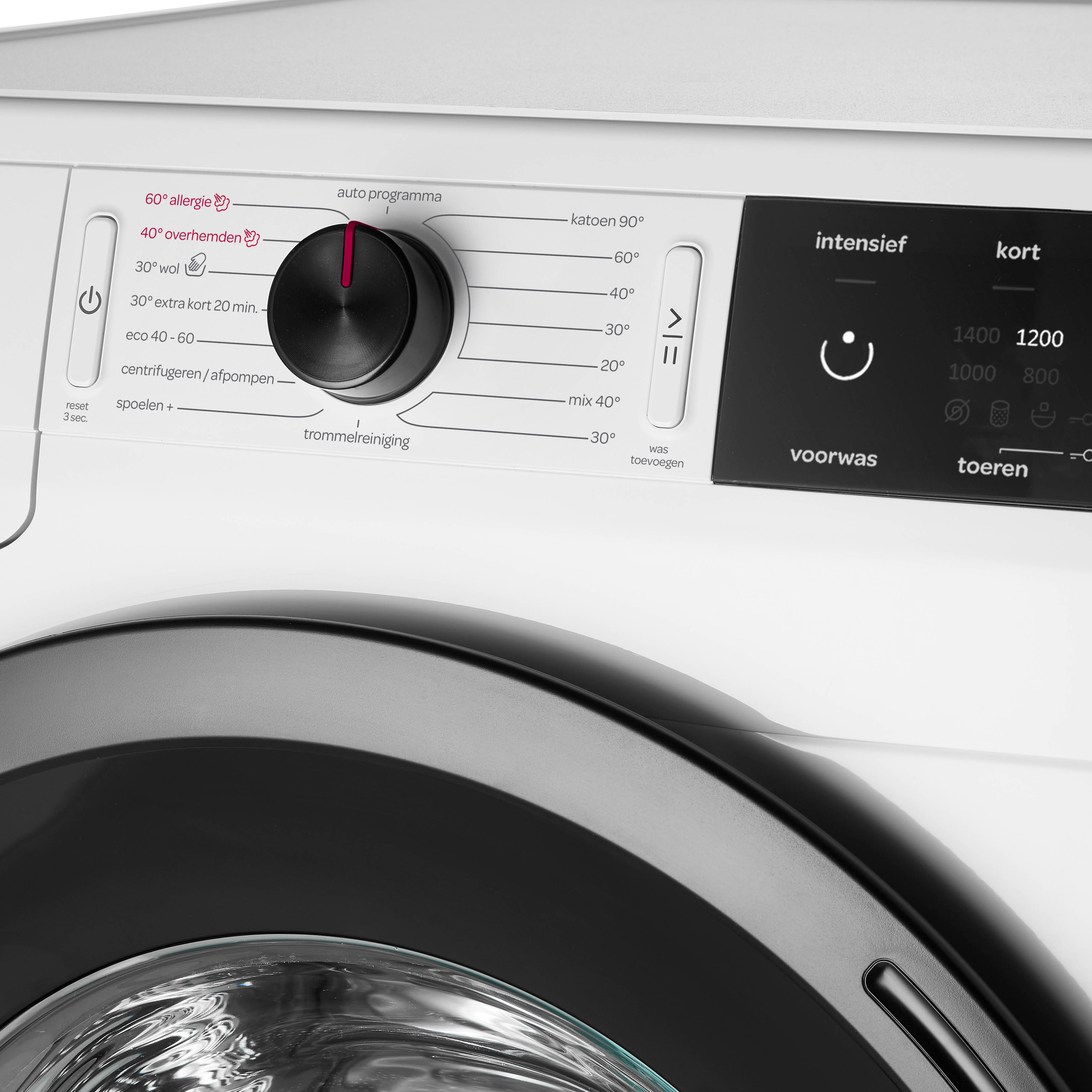 Een close-up van het bedieningspaneel van een witte wasmachine met een draaiknop en knoppen.
