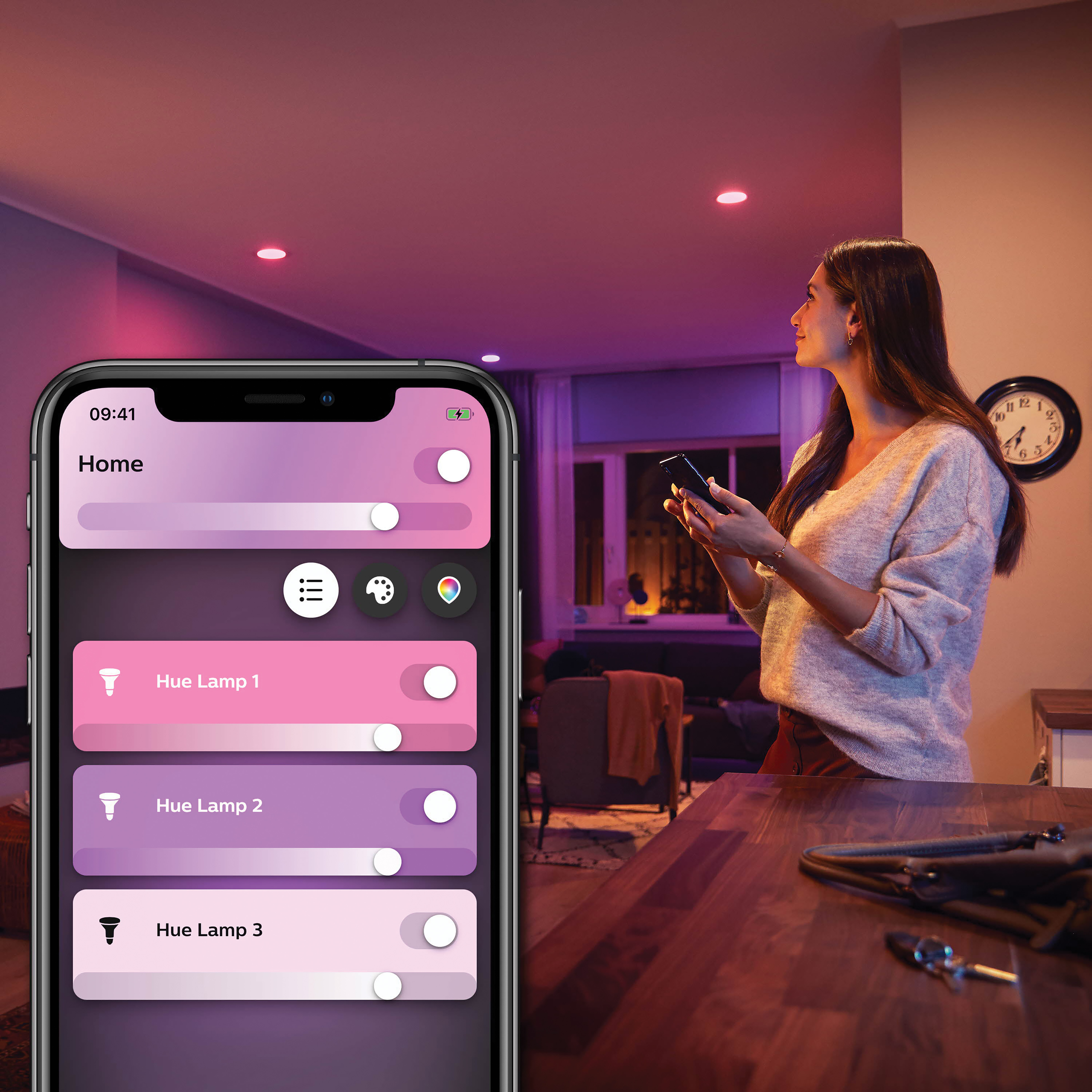 Frau steuert Smartlights mit Telefon, Rauminnenraum im Hintergrund.