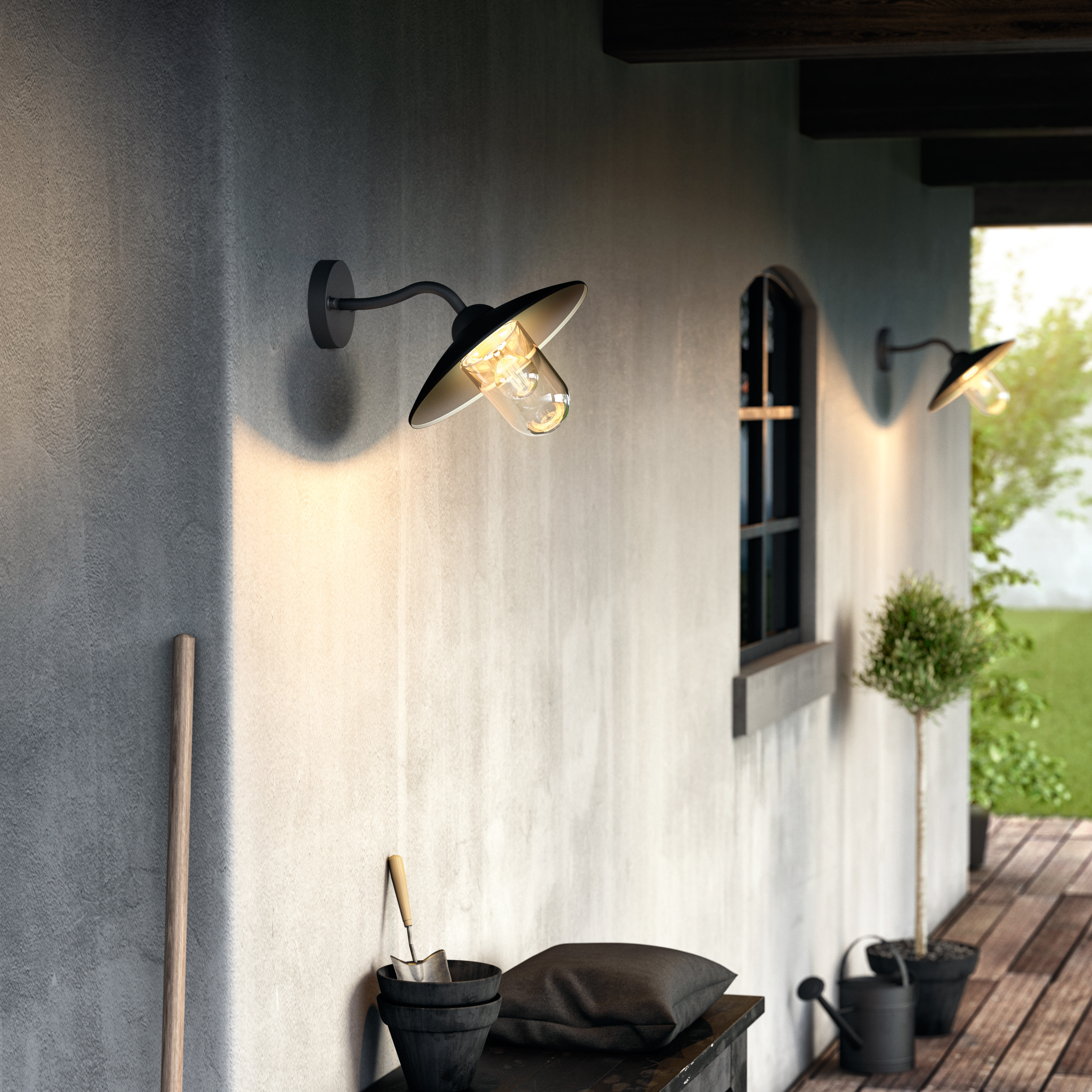 Außenleuchten an einer Wand. Zwei sind schwarz mit einer Lampe darin. Darunter befindet sich ein Holzdeck.