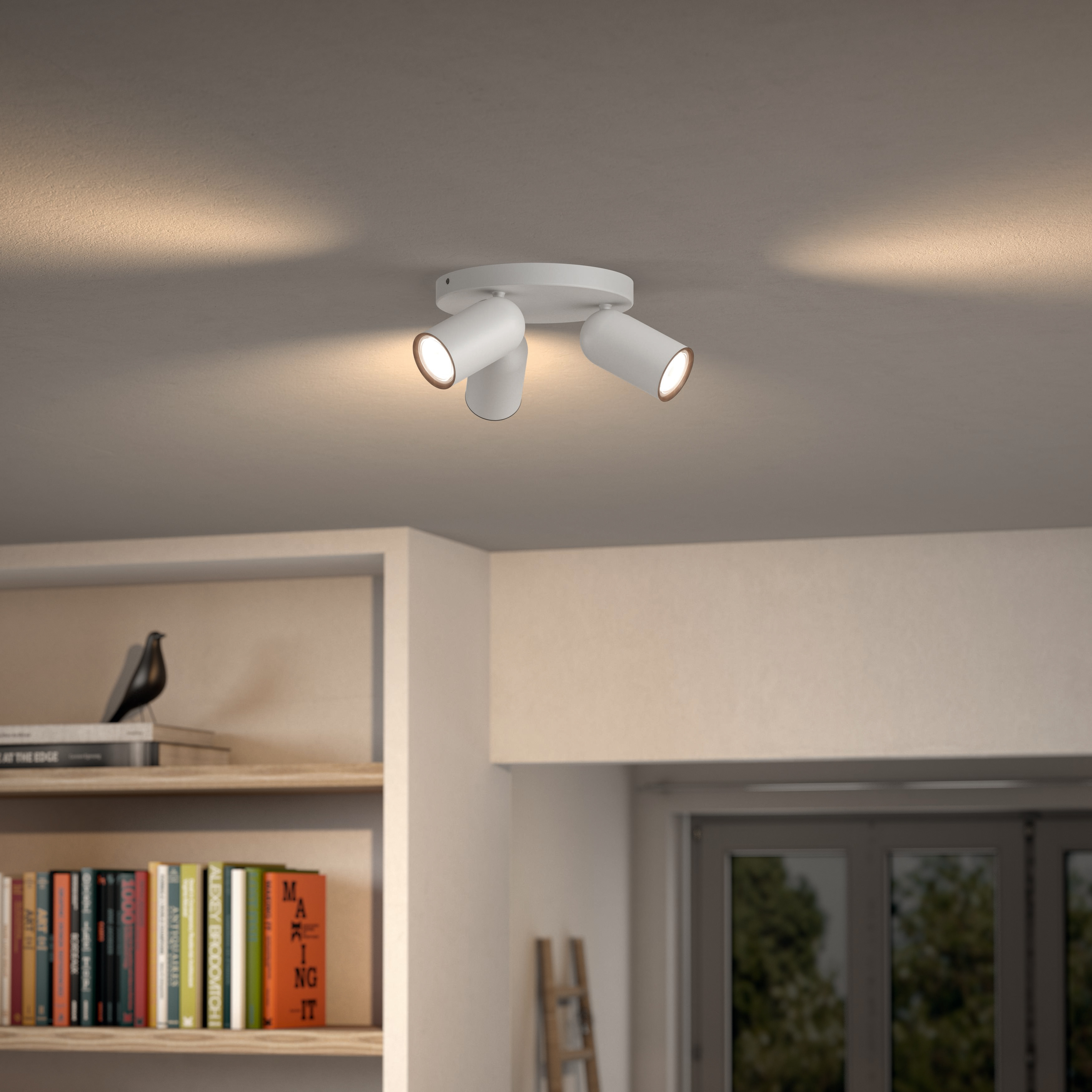 Drei weiße Deckenstrahler beleuchten einen Raum. Die Lichter sind nach unten gerichtet.